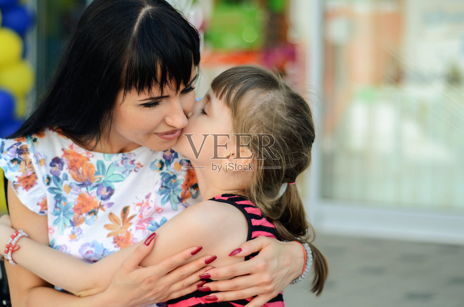 女儿亲吻母亲照片摄影图片