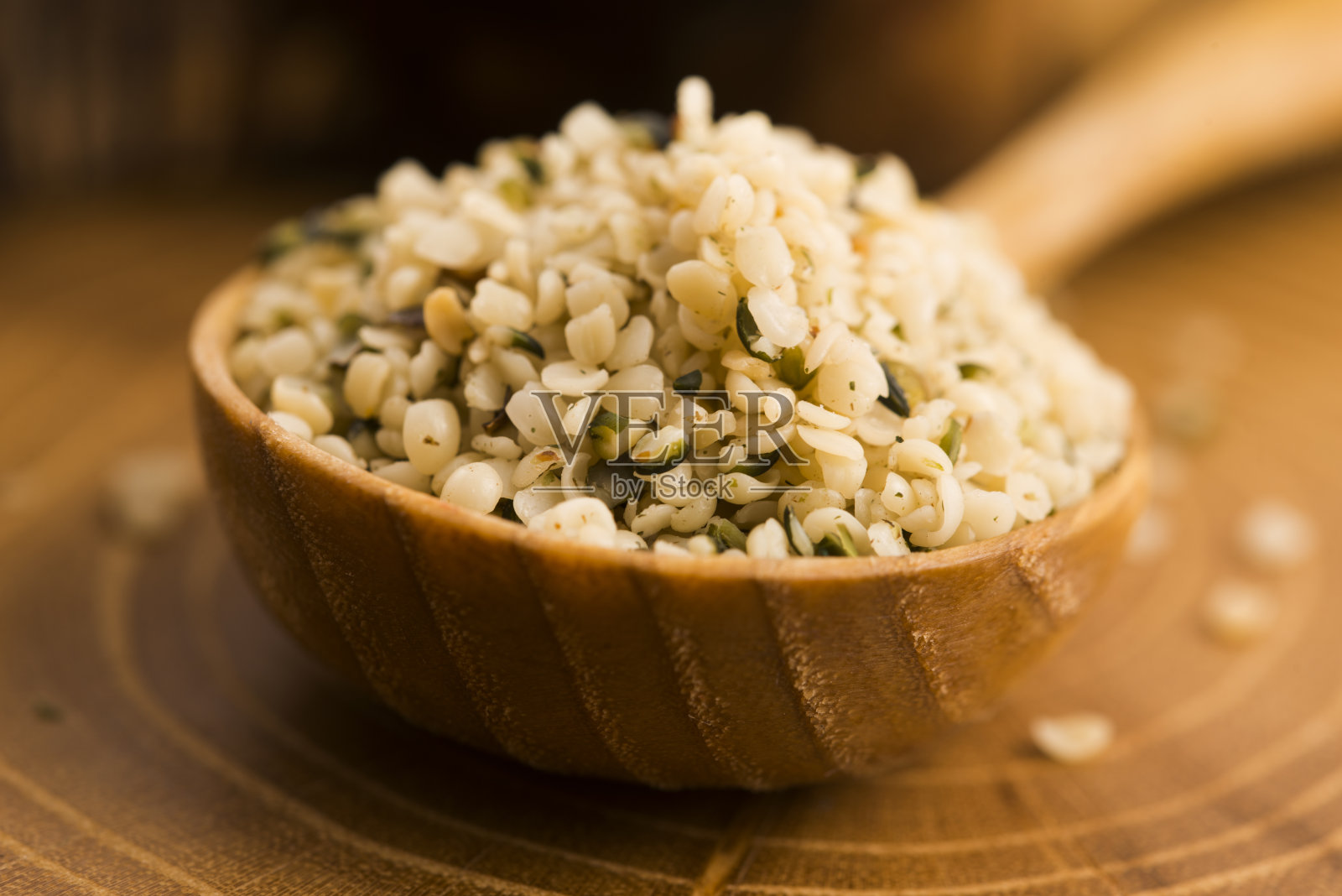 在木材背景上剥了壳的大麻种子照片摄影图片