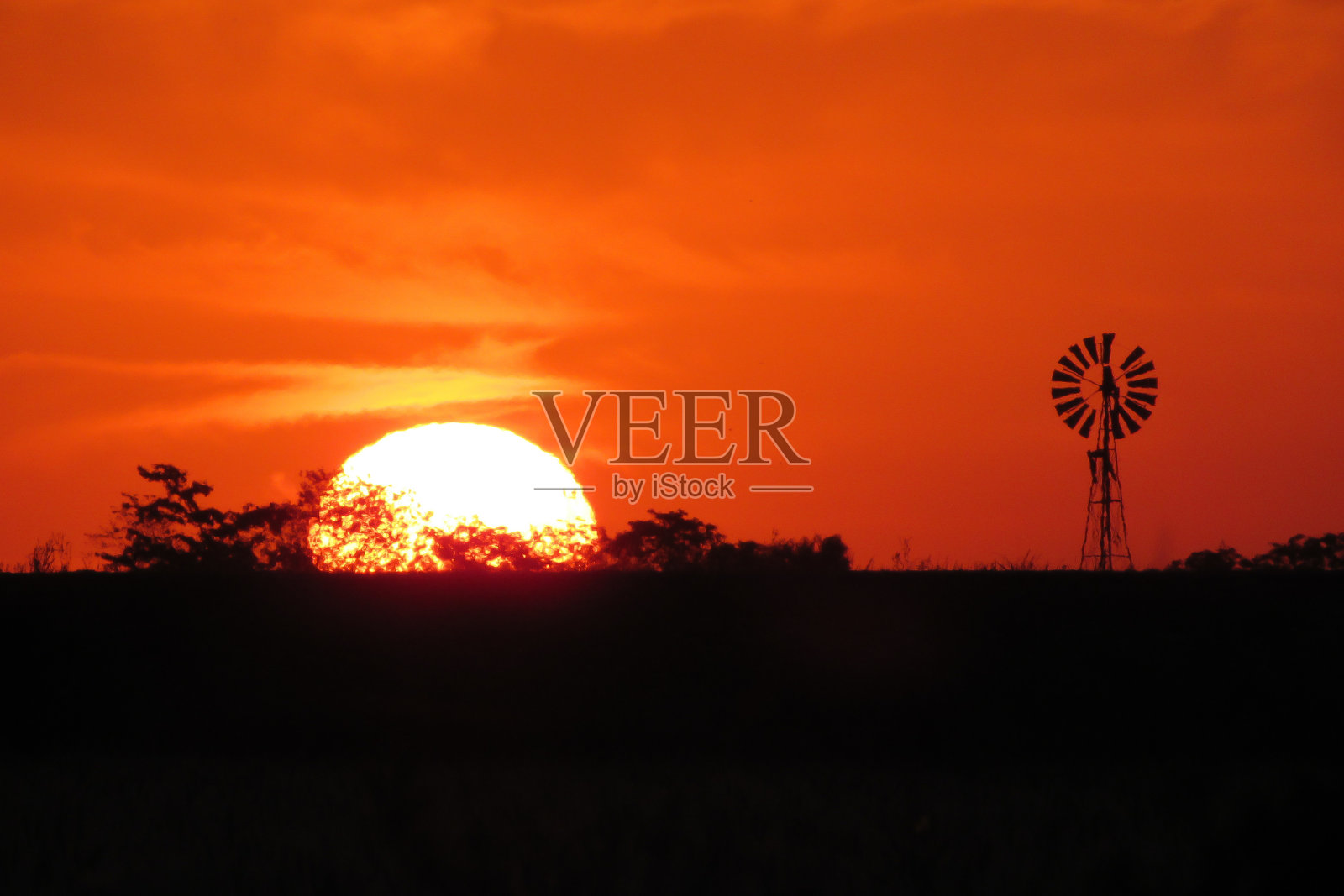 日落时风车的剪影照片摄影图片