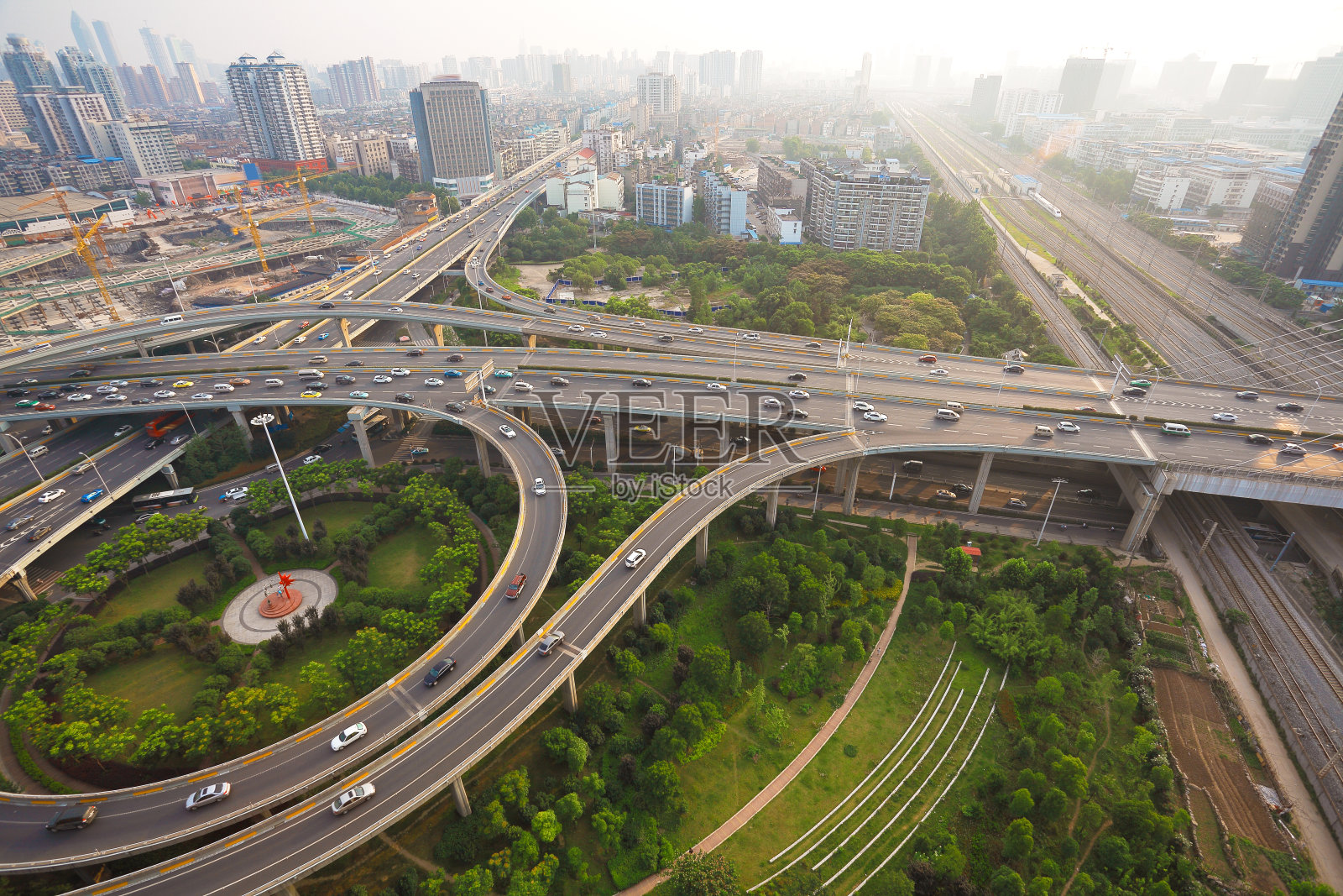 城市高架桥道路景观。照片摄影图片