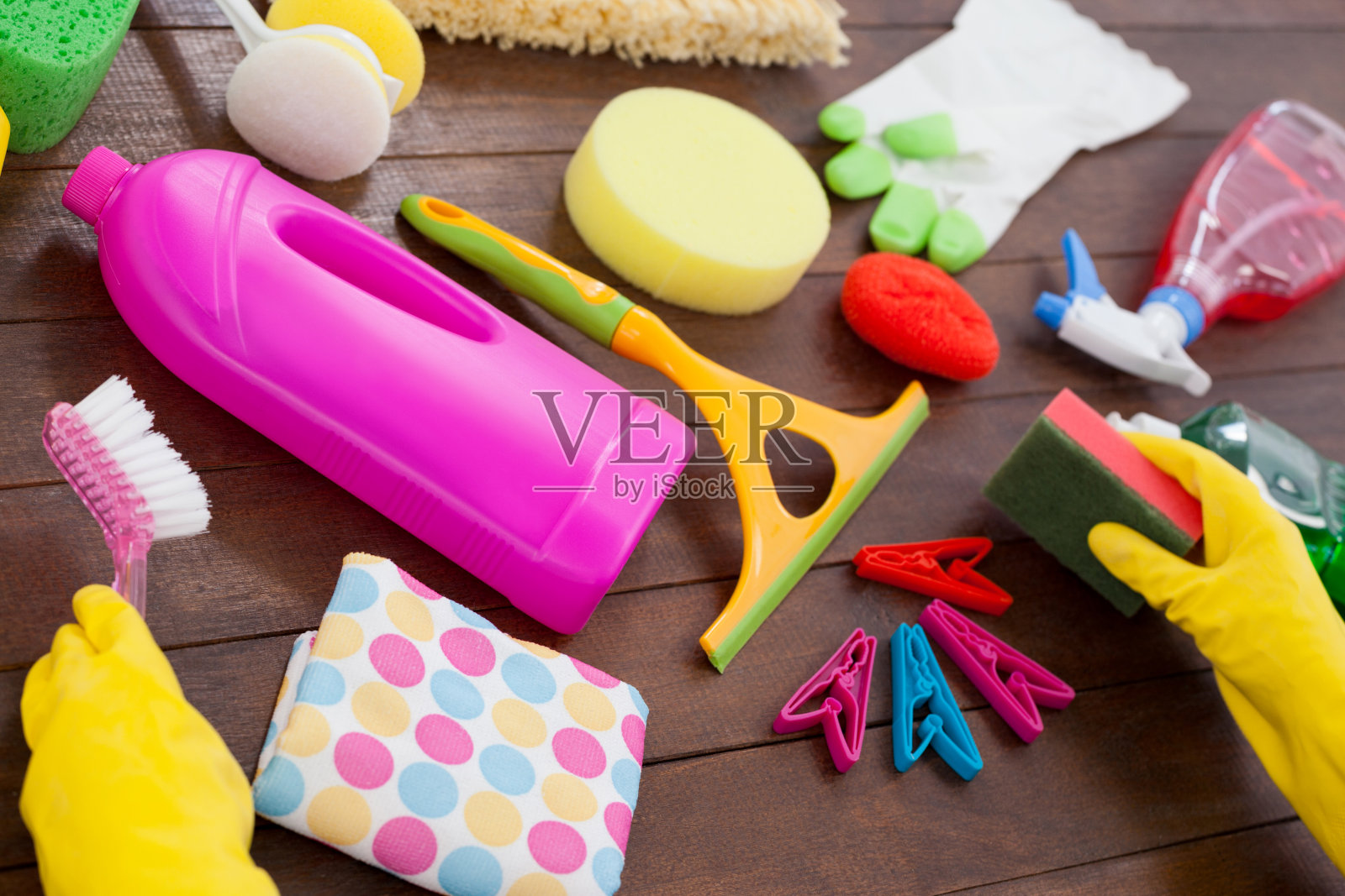 各种清洁设备布置在木地板上照片摄影图片