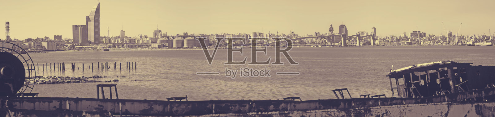 对比蒙得维的亚港的观点照片摄影图片