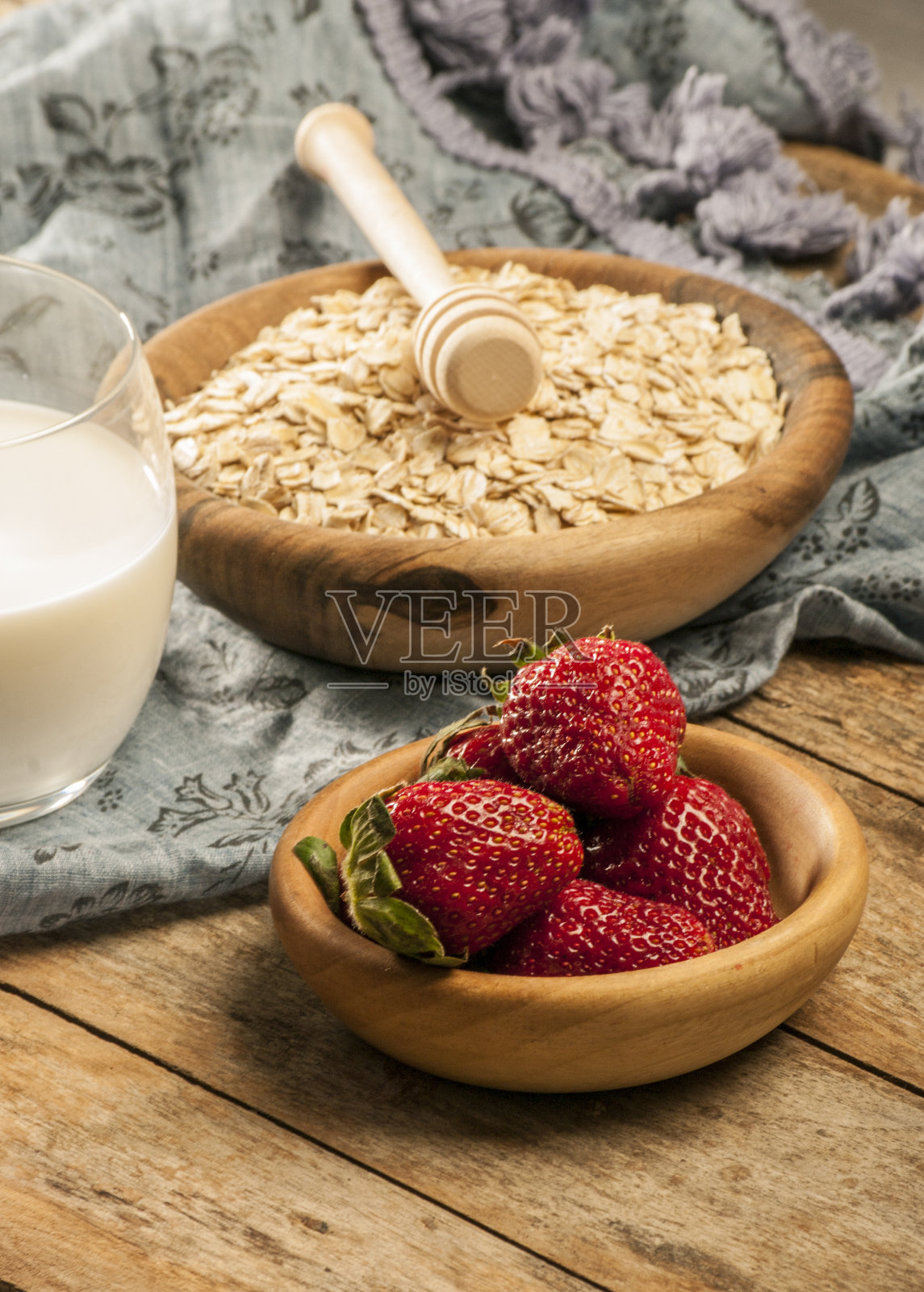 健康早餐概念与燕麦片和新鲜浆果在乡村背景。由麦片和麦片制成的食物。健康的香蕉冰沙加黑莓，蜂蜜和牛奶。照片摄影图片