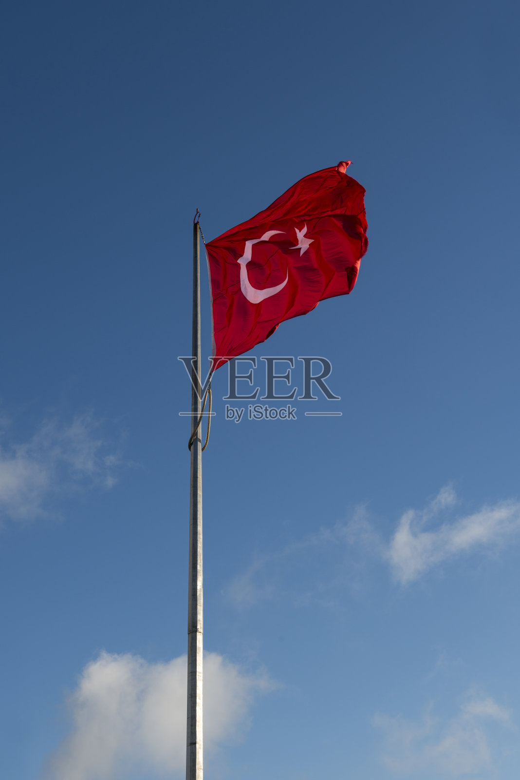 以蓝天为背景的土耳其国旗照片摄影图片