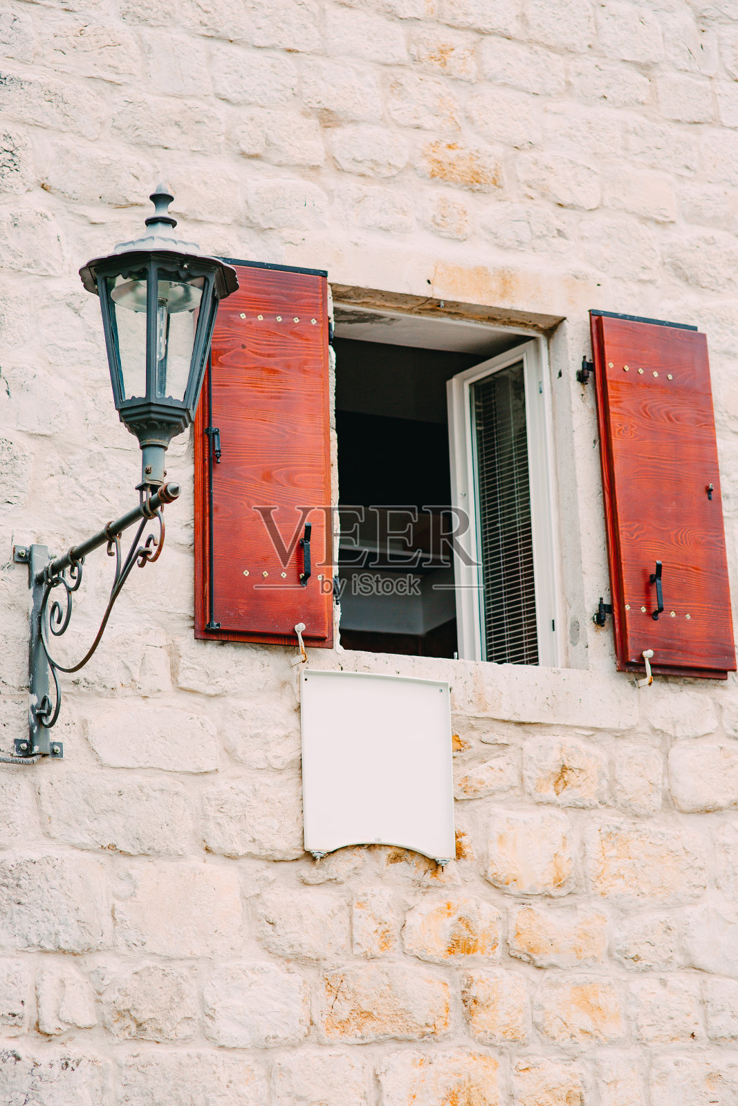 街边墙上的古董灯照片摄影图片