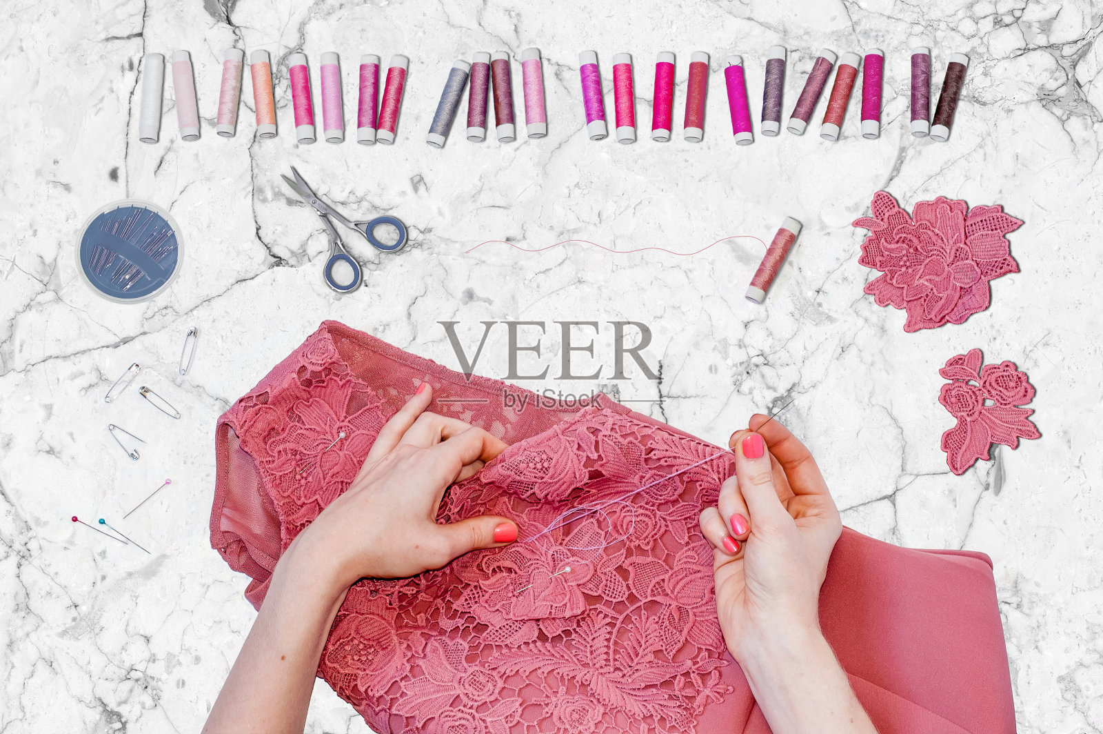 女裁缝完成一件衣服的装饰照片摄影图片