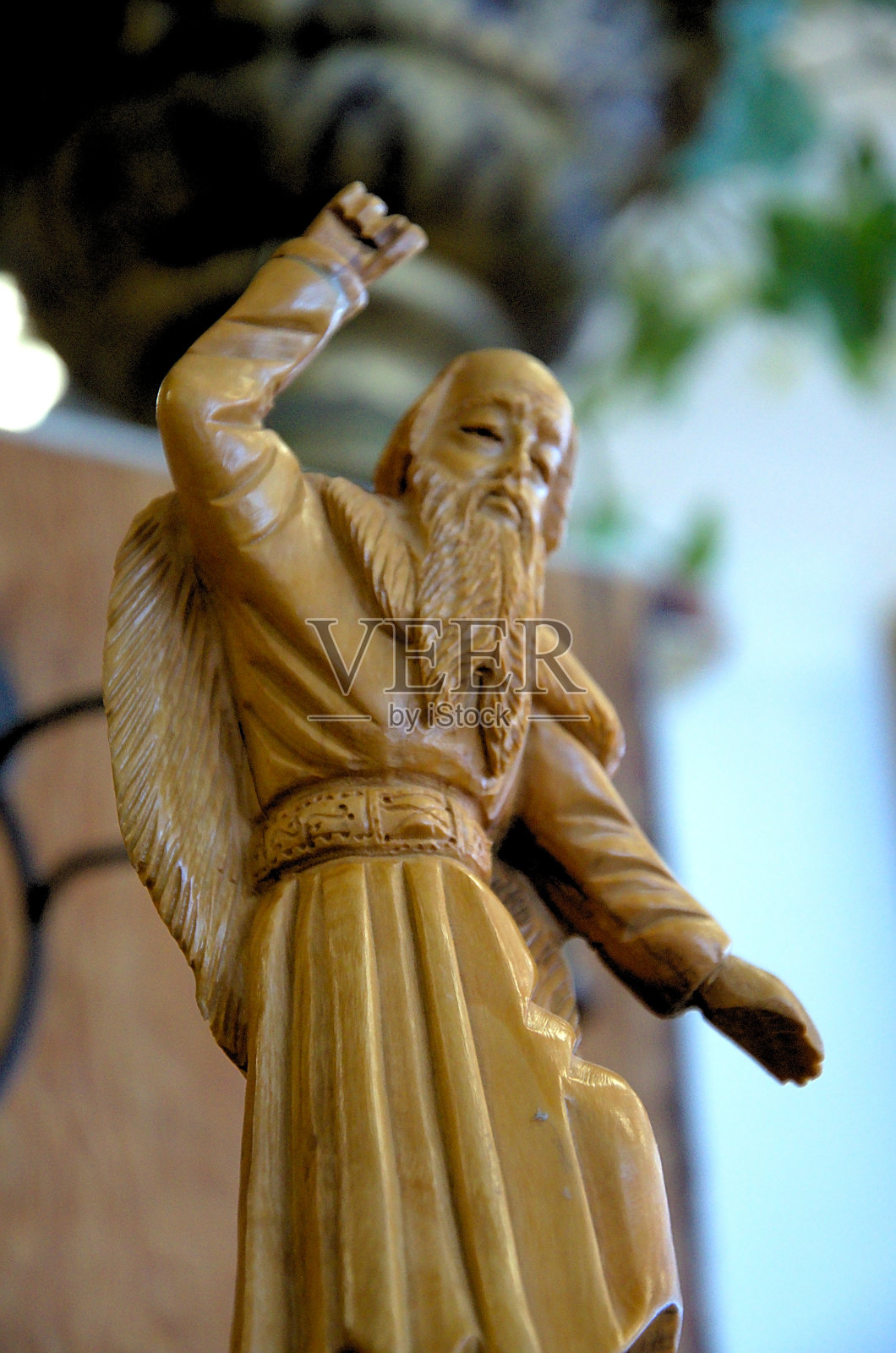 一个宗教圣徒的木制小雕像照片摄影图片