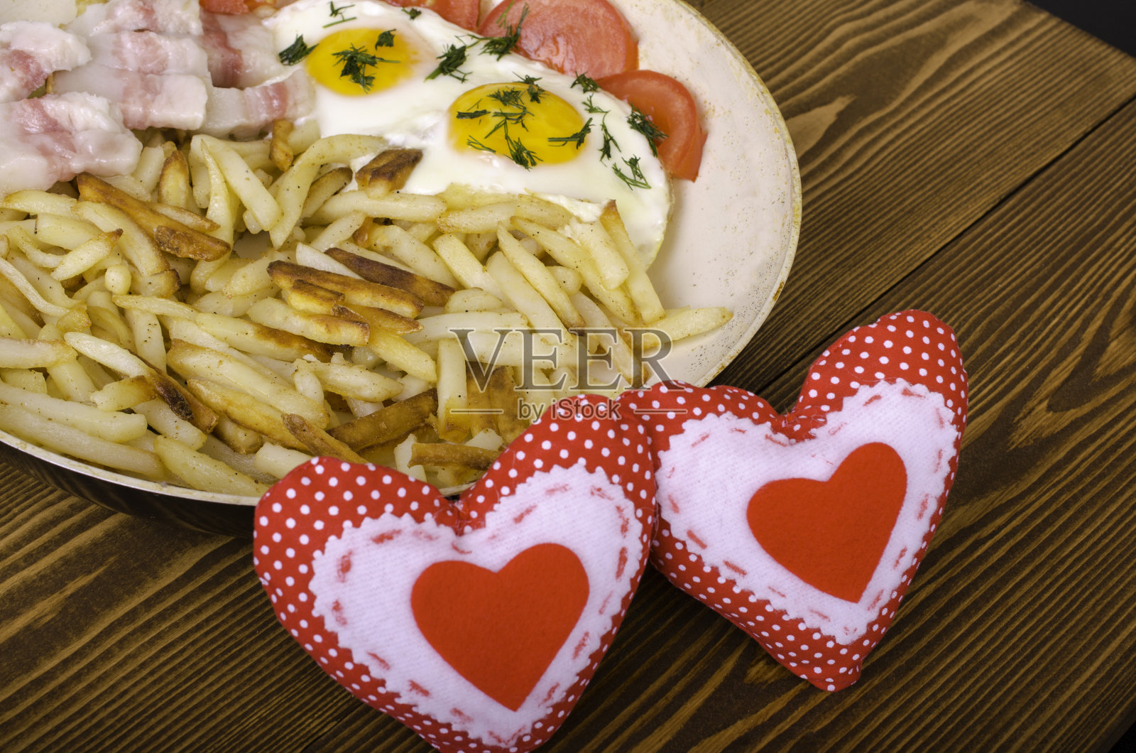 情人节双人早餐。用煎锅盛饭。照片摄影图片