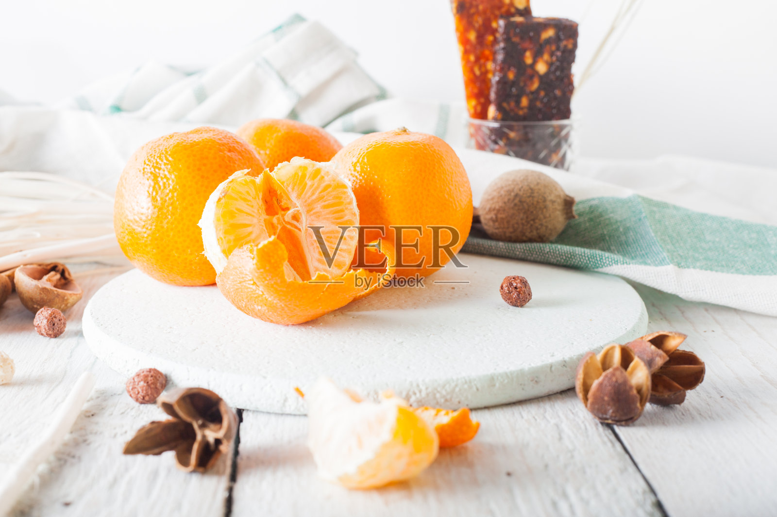 橘子配什锦麦片和干果。早....照片摄影图片