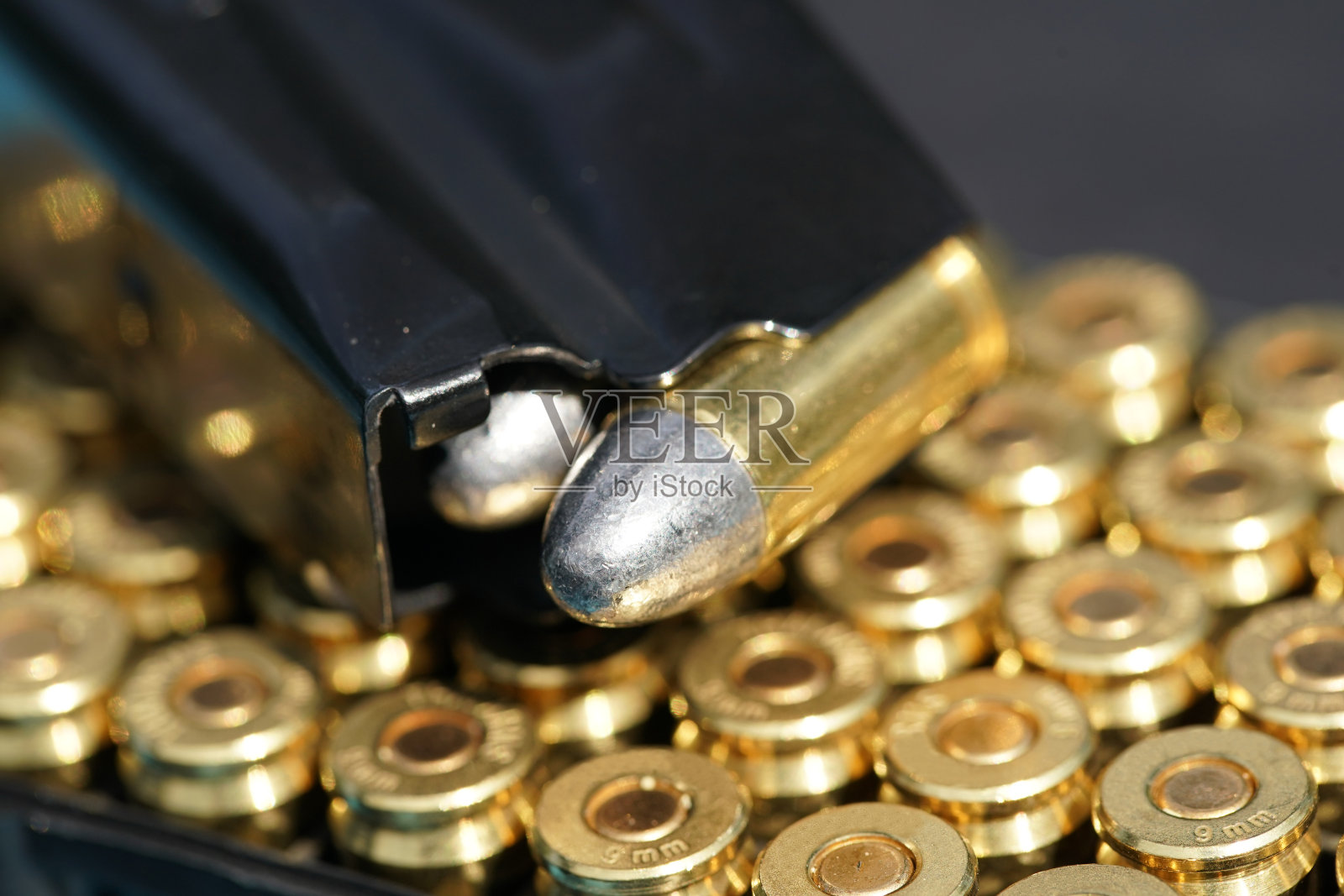 装有9毫米子弹的枪库照片摄影图片