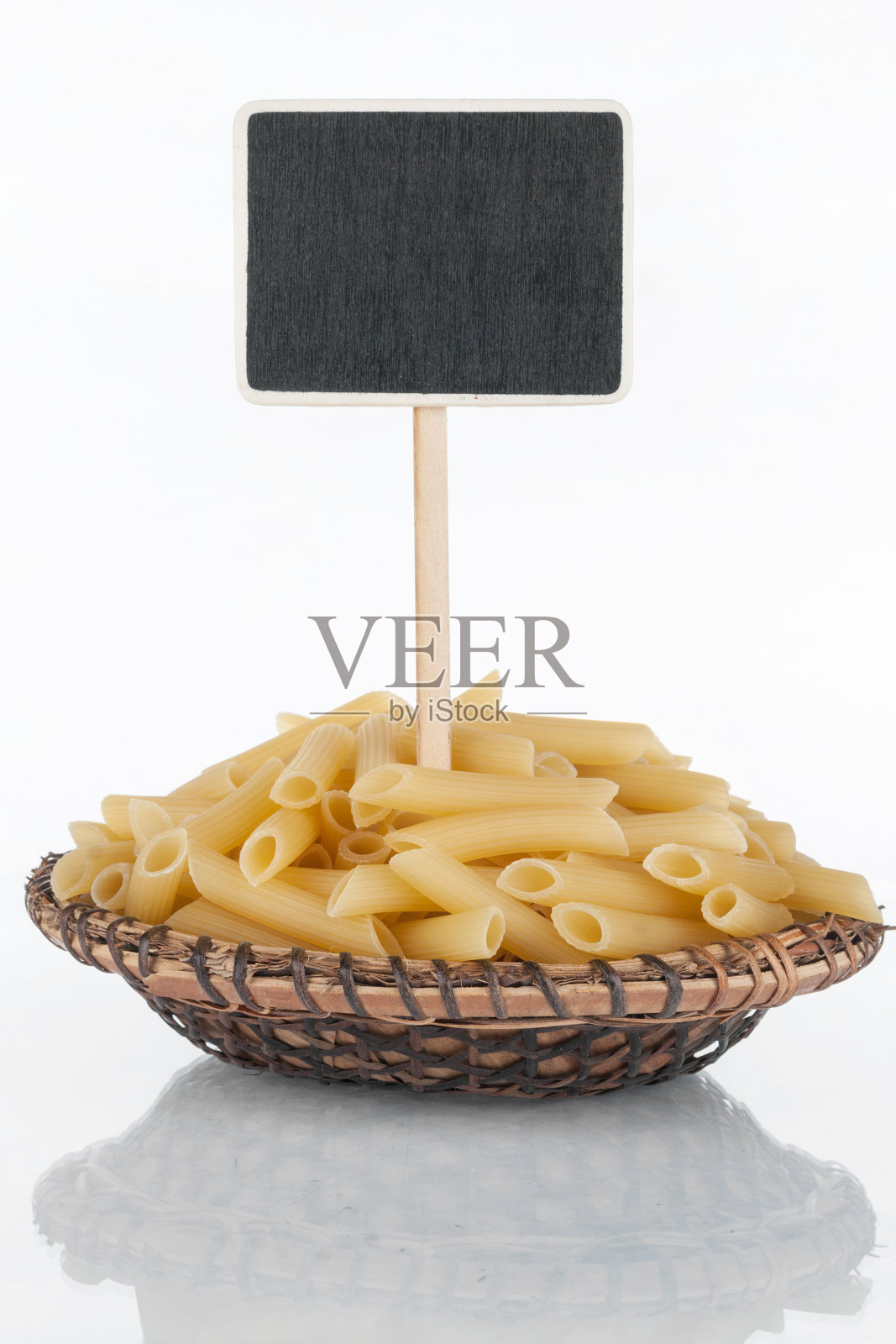 盘子上有一堆意大利面，还有它的倒影，价格标签，指针。照片摄影图片