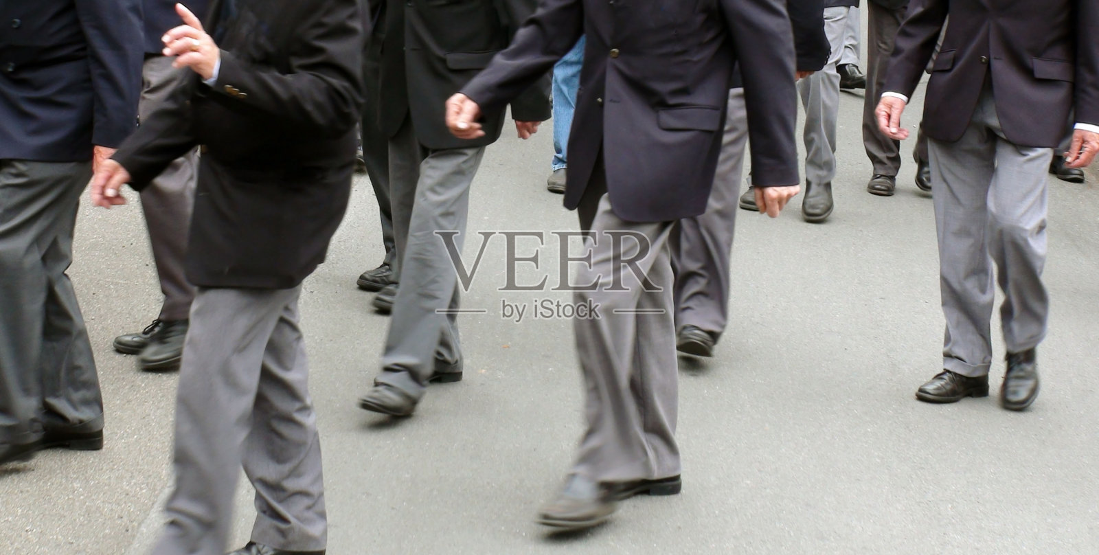 观看警察游行在街上照片摄影图片