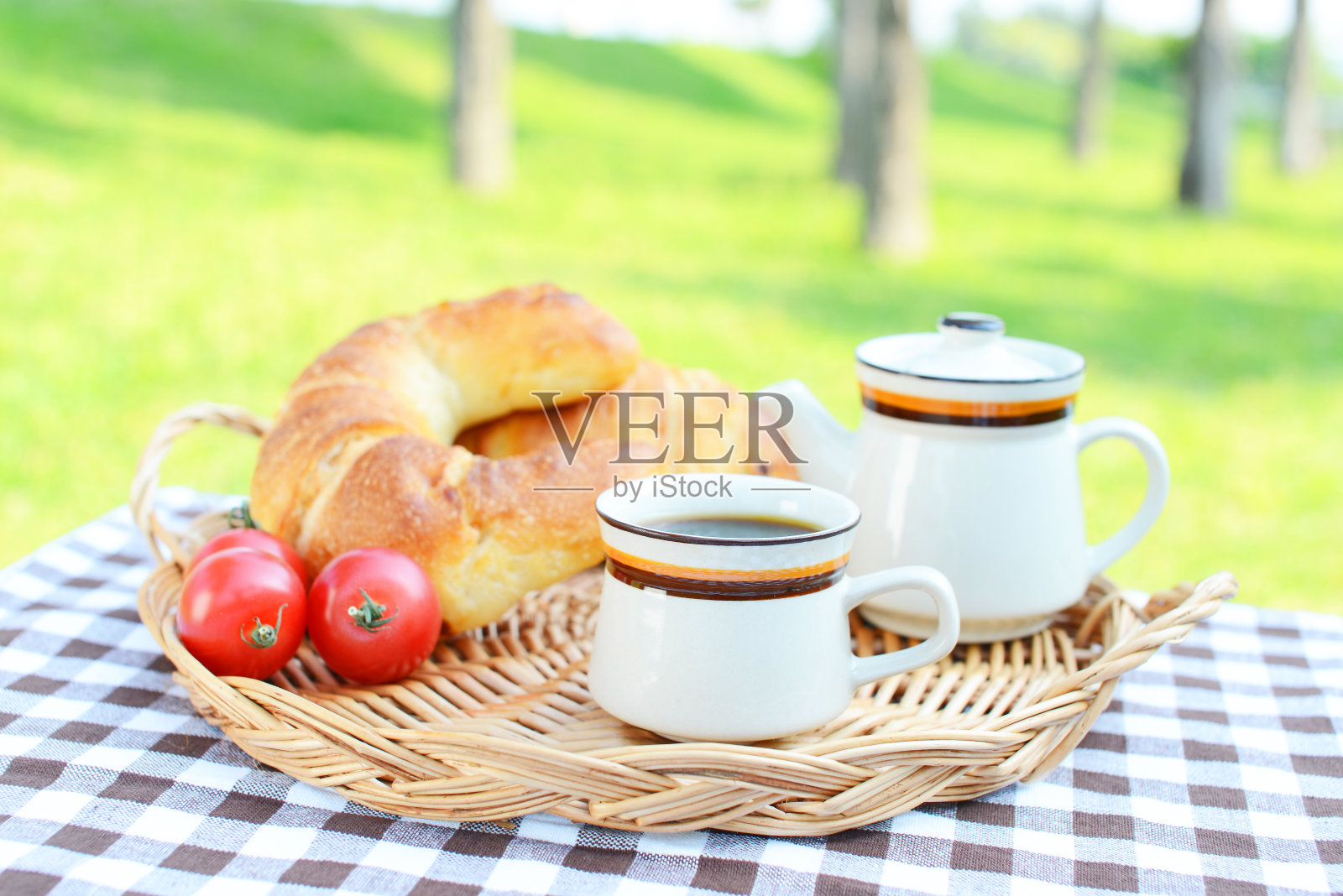 早餐，咖啡和面包照片摄影图片