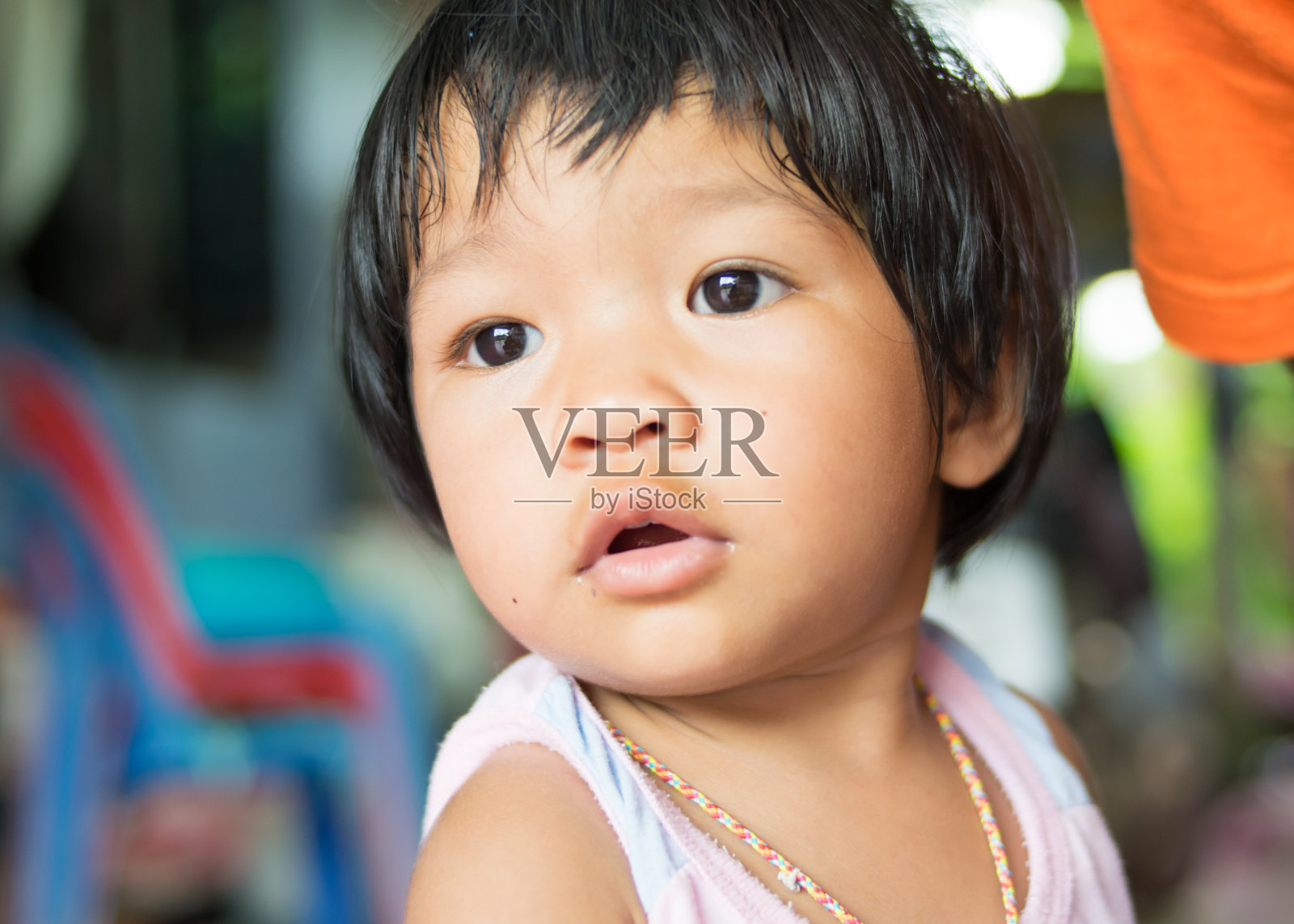 近距离观看亚洲女婴照片摄影图片