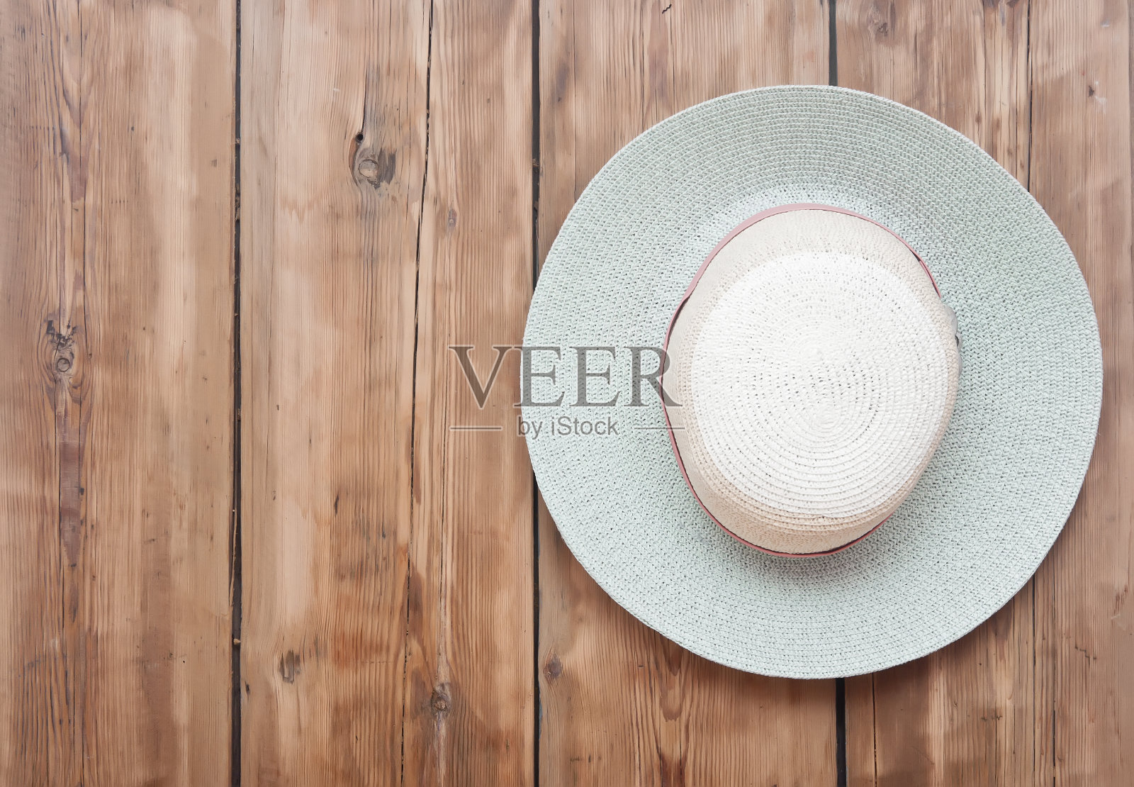 帽子挂在旧木墙上。照片摄影图片