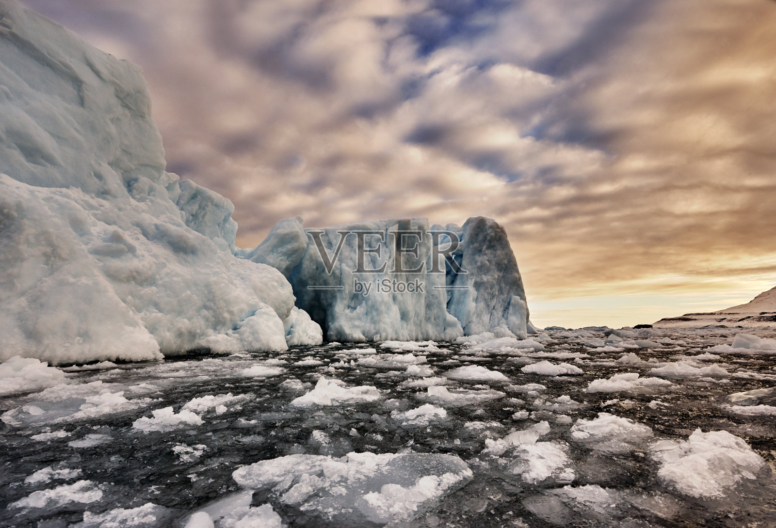 冰山漂浮在格陵兰峡湾照片摄影图片