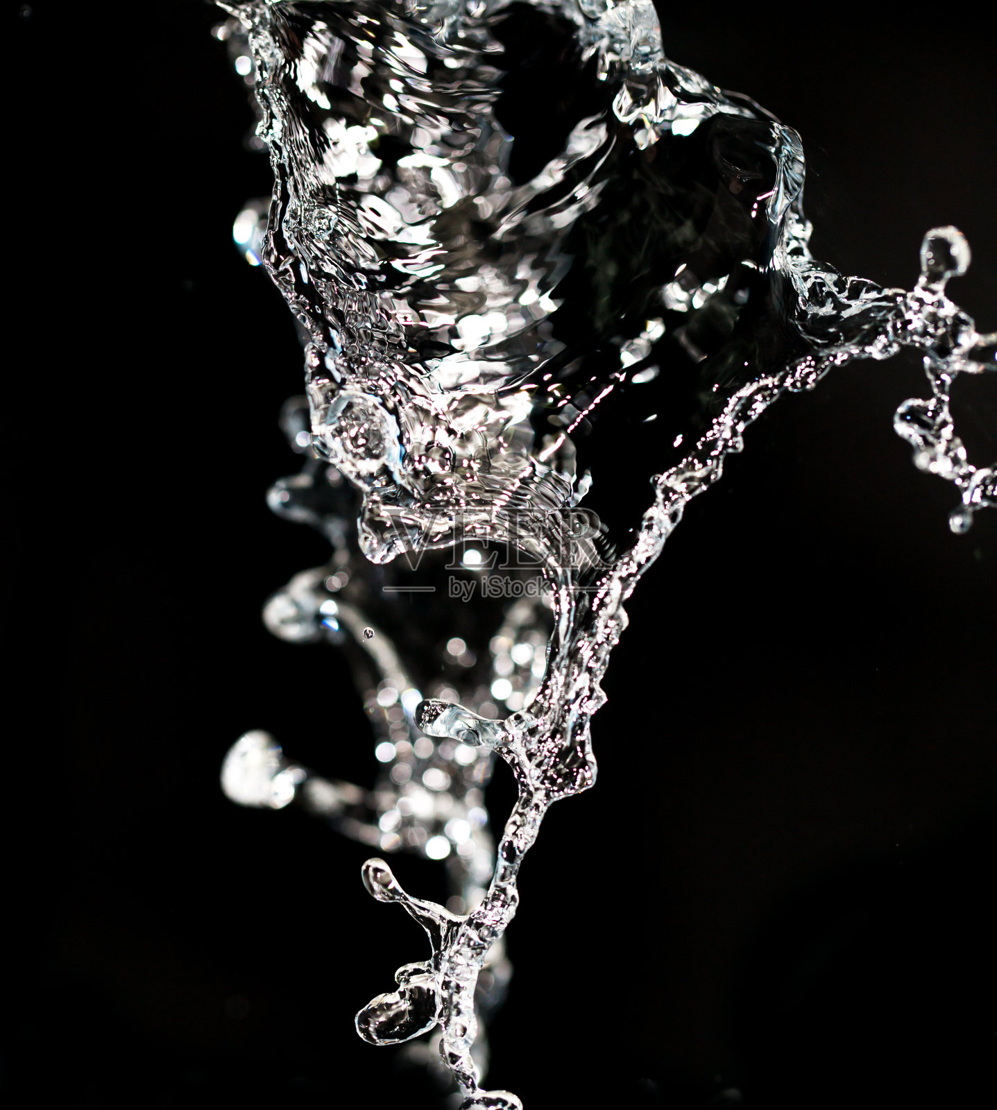 在黑色背景上喷水照片摄影图片