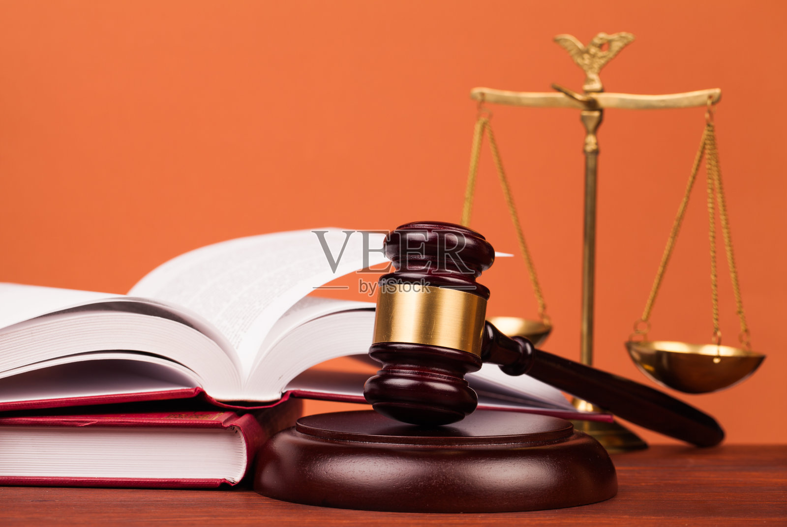 桌子上的法官锤子照片摄影图片