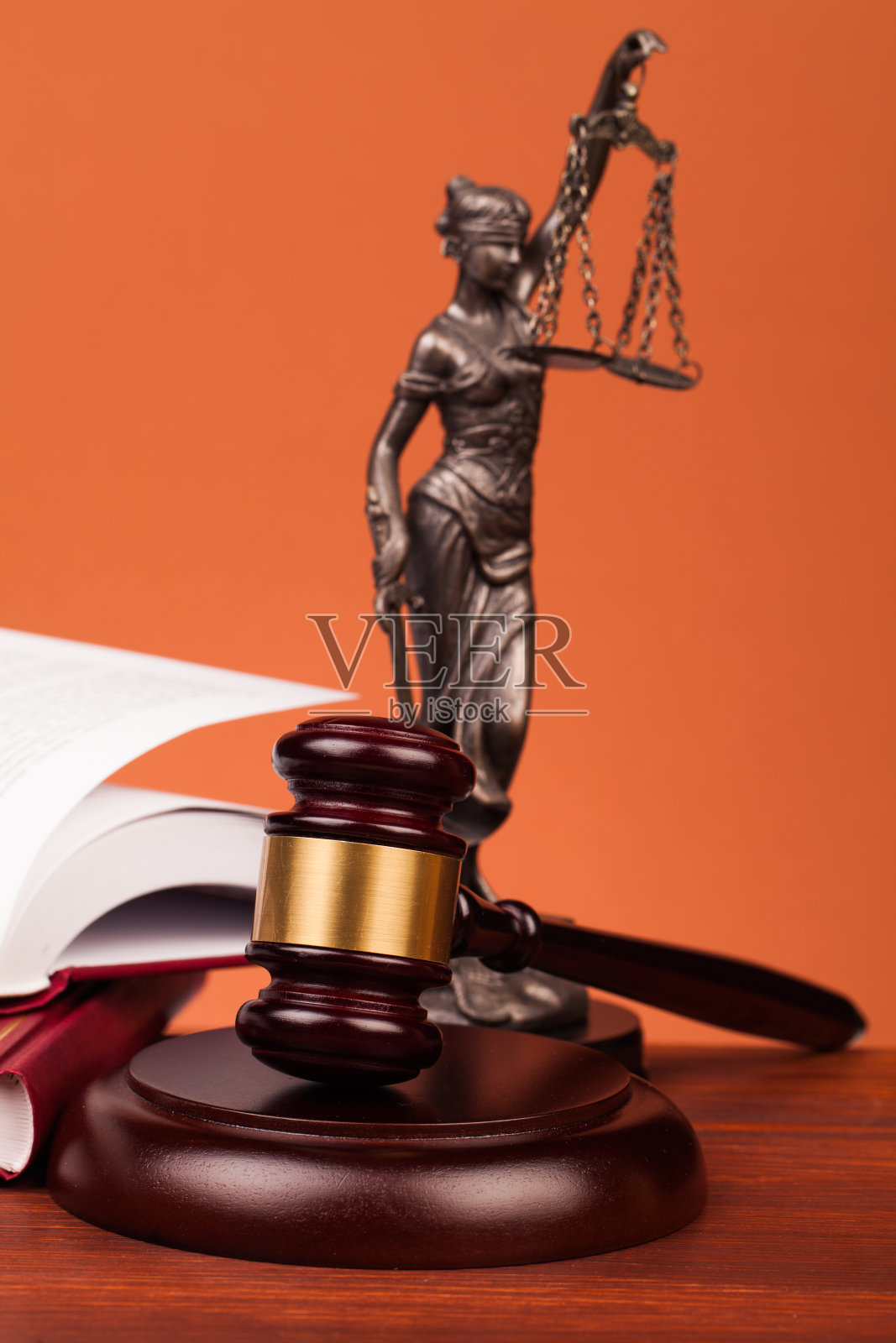 桌子上的法官锤子照片摄影图片