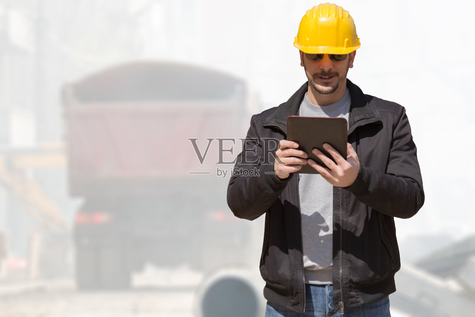 真正的普通建筑工人在工作。照片摄影图片