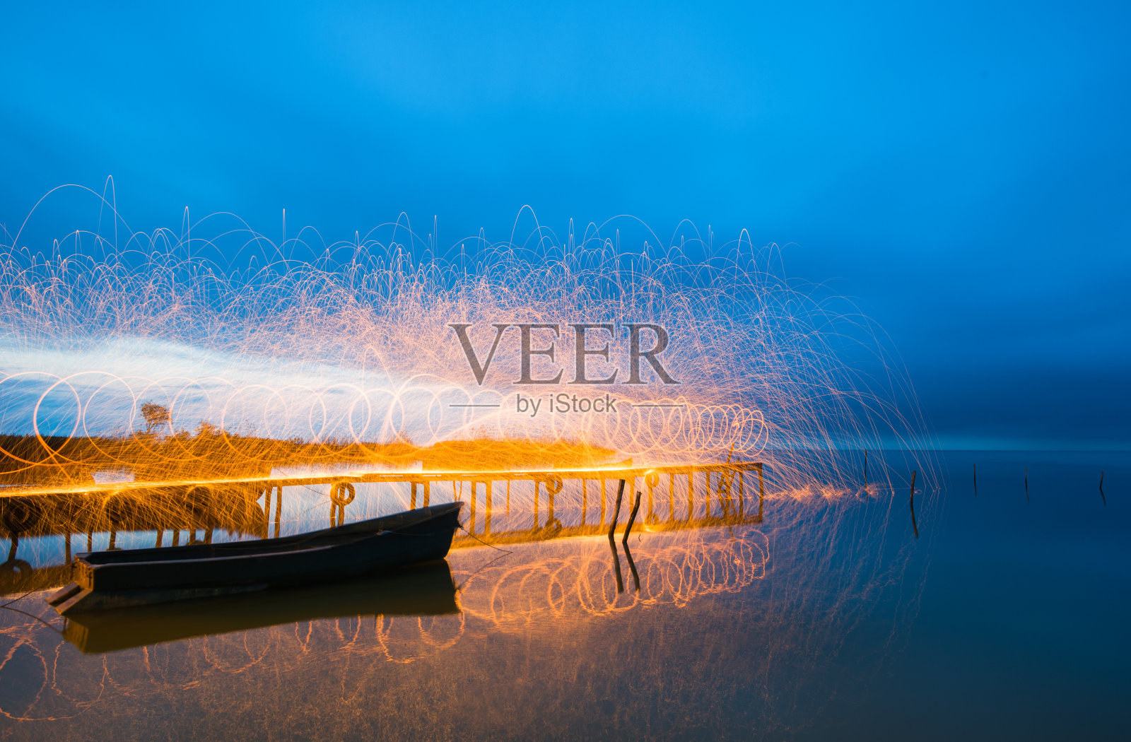 用燃烧的钢丝纺丝冷冻轻照片摄影图片