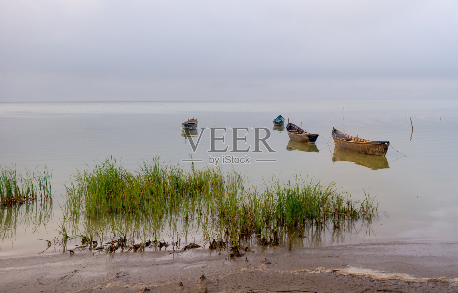 日落时湖面上的旧划艇照片摄影图片