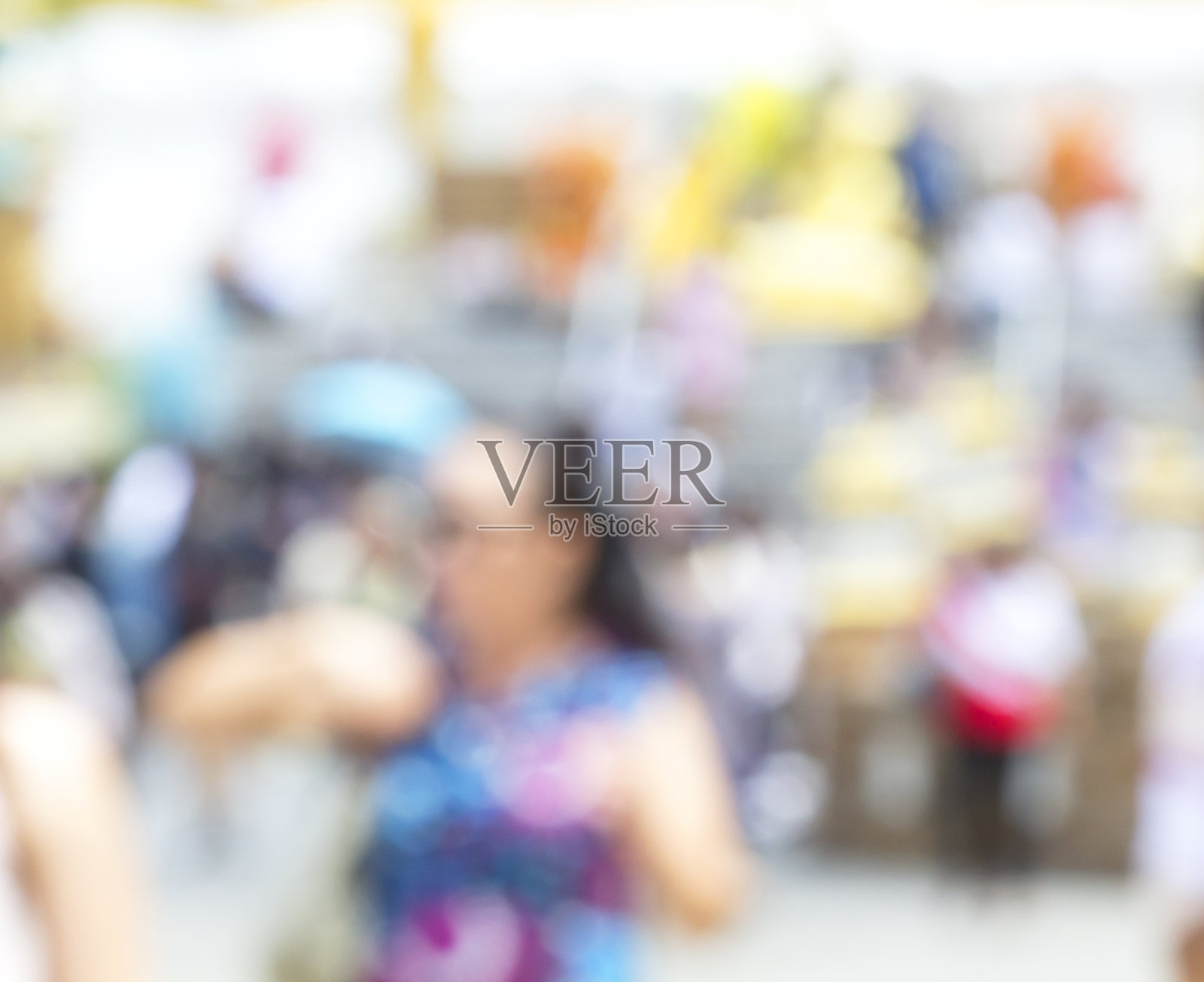 行人模糊和散焦。照片摄影图片