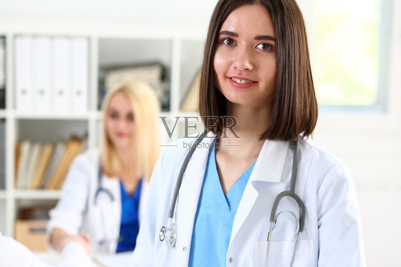 美丽微笑的女医生站在办公室肖像照片摄影图片