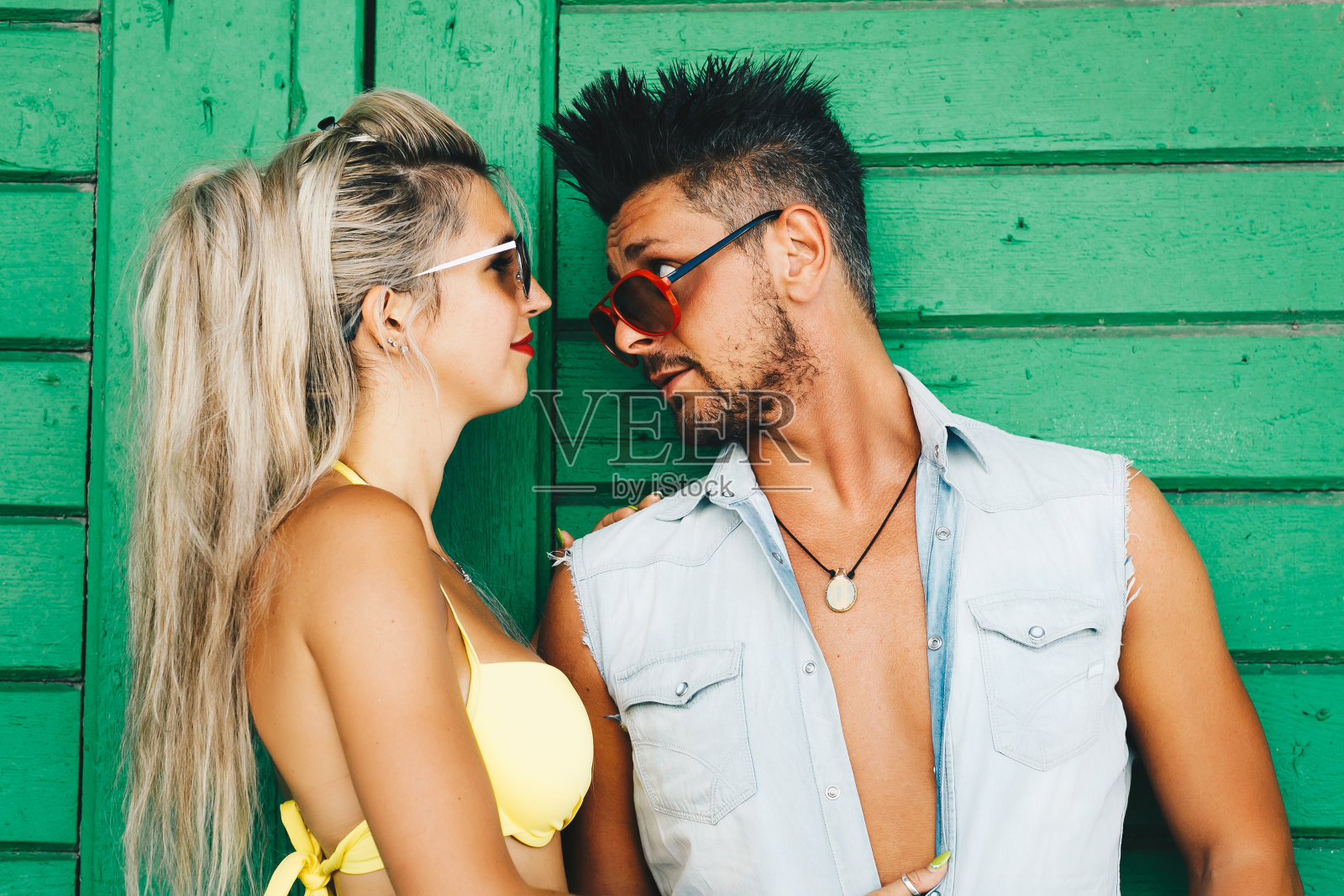 年轻时尚的夫妇在爱情的肖像，快乐的微笑表情与头在一起。概念的恩爱照片摄影图片