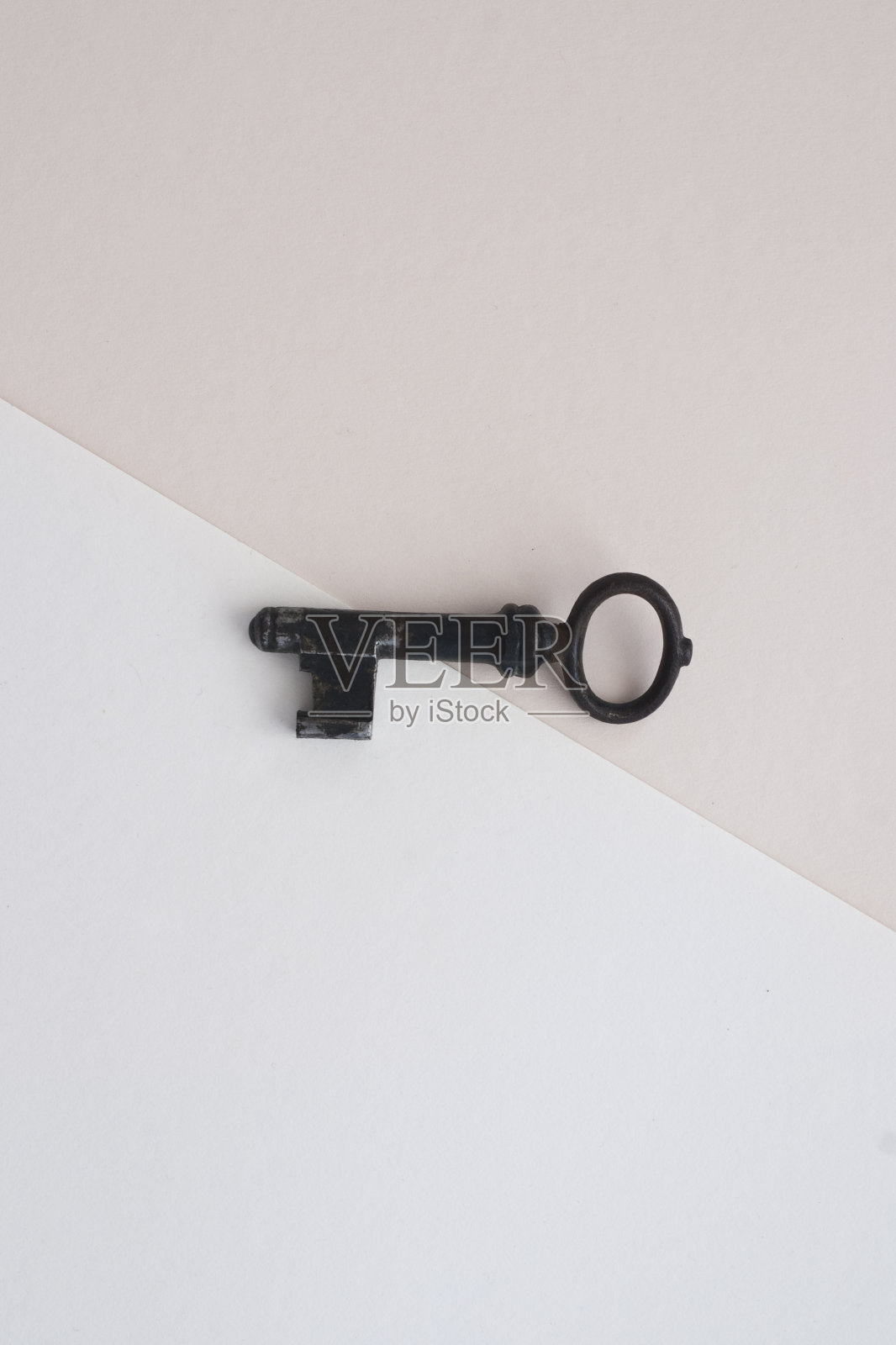 孤立老键在纸背景上照片摄影图片