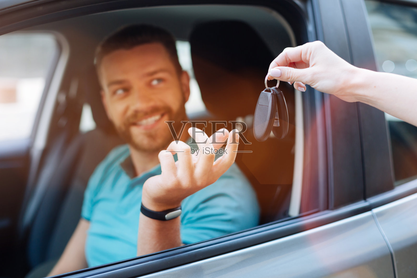 漂亮的胡子男人拿着车钥匙照片摄影图片