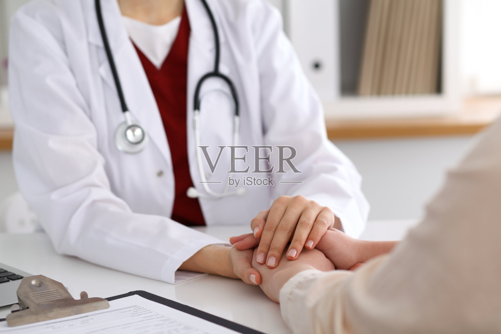 医生安抚她的女病人的手照片摄影图片