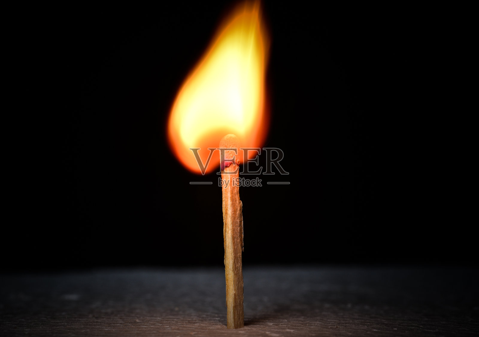 黑色背景上点燃的火柴照片摄影图片