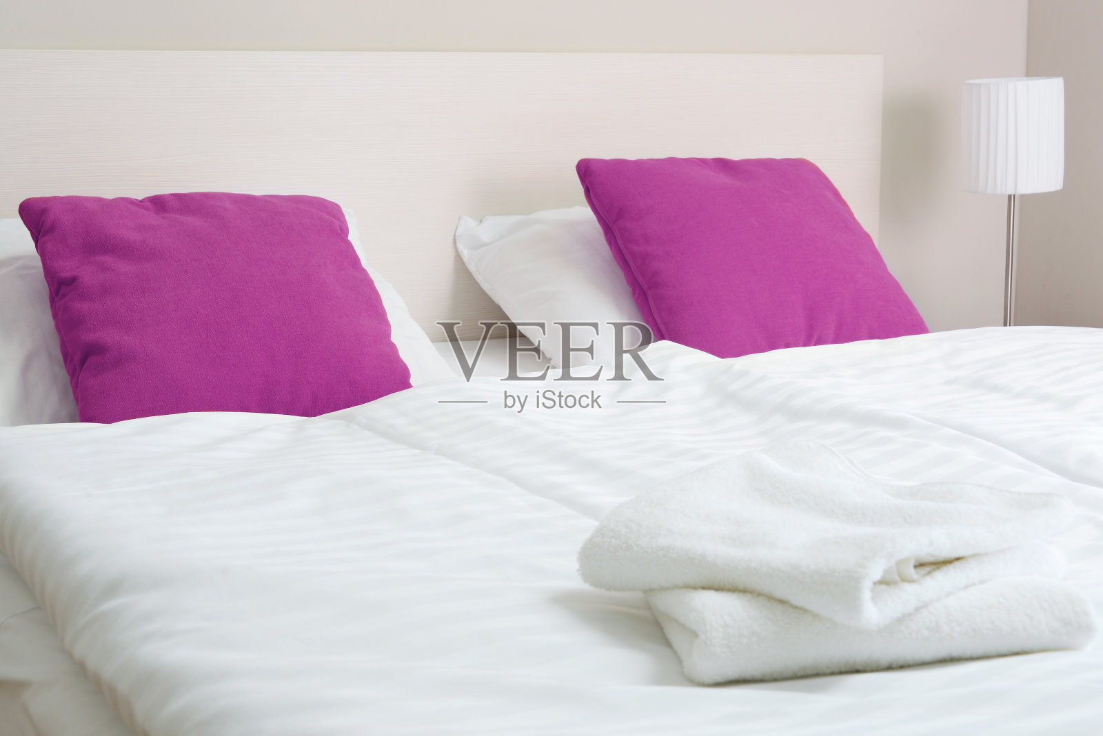 酒店房间的双人床。住宿照片摄影图片