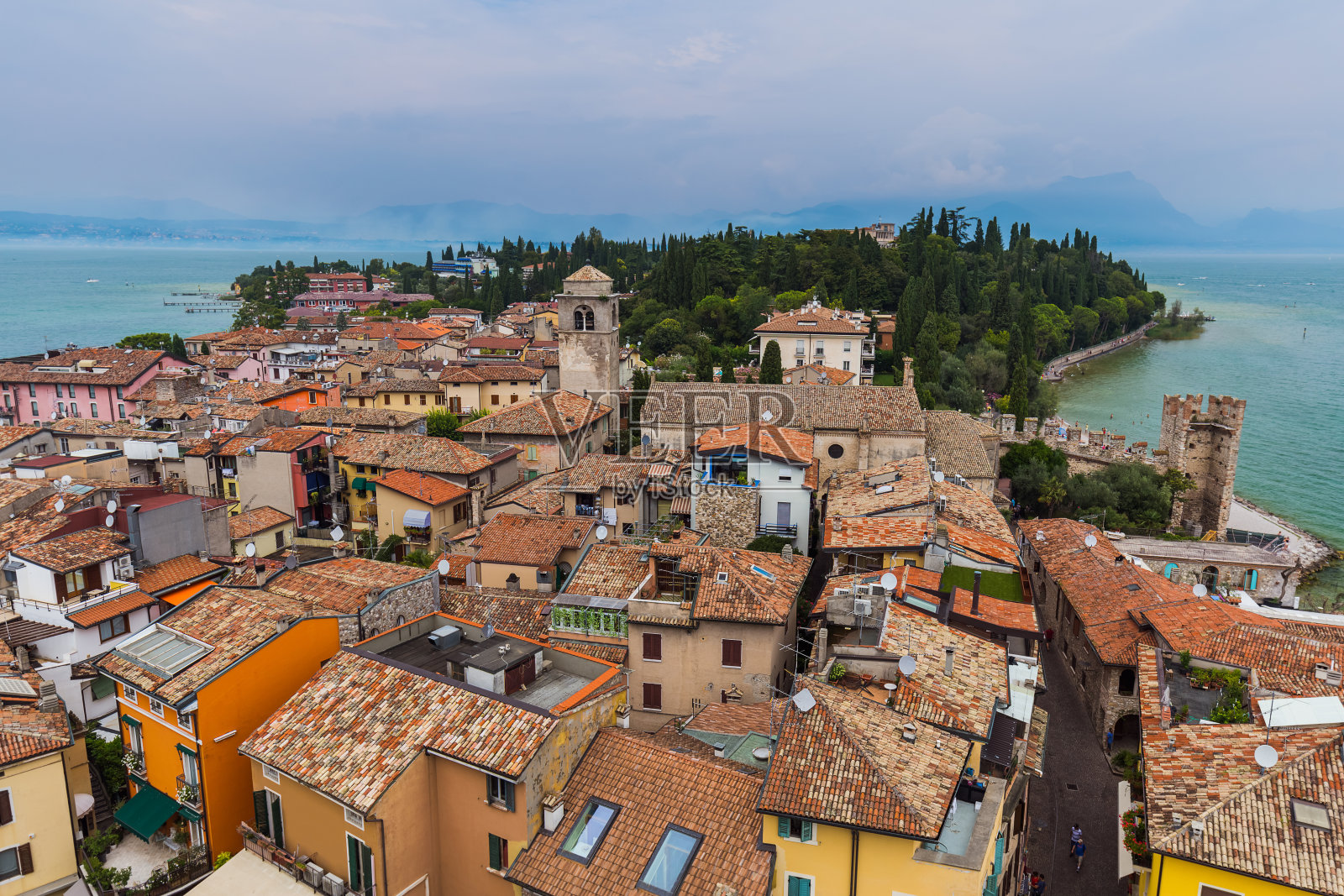 意大利塞尔米奥内加尔达湖上的城堡照片摄影图片