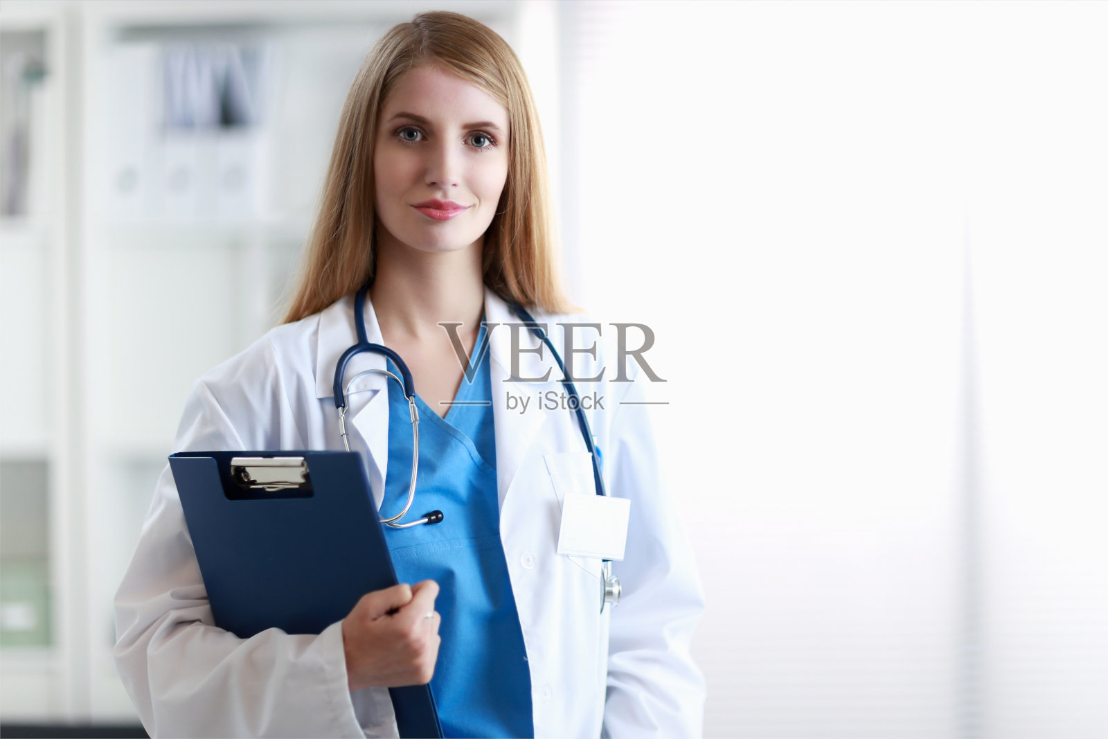 女医生的肖像和文件夹在医院走廊照片摄影图片