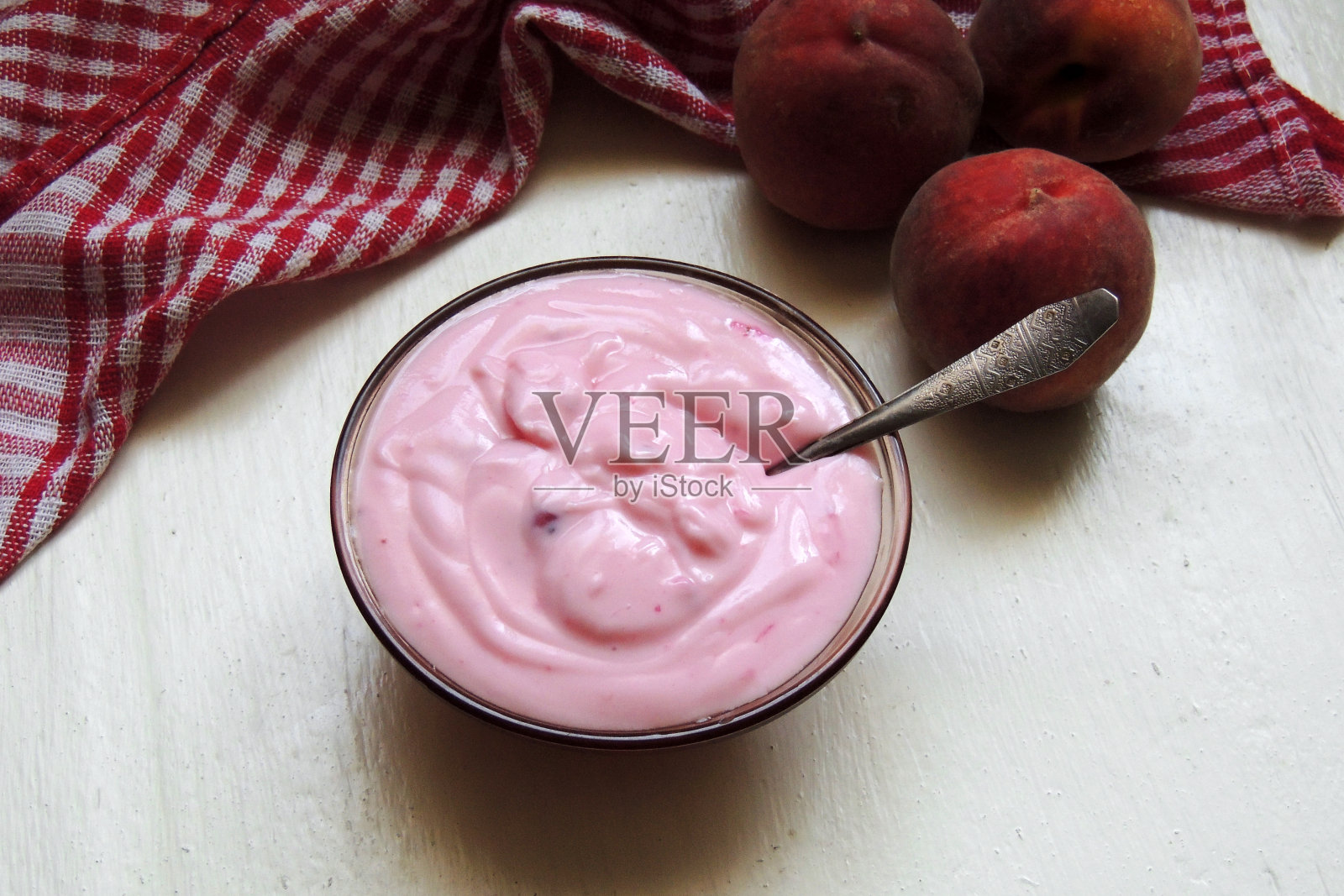 酸奶和桃子照片摄影图片