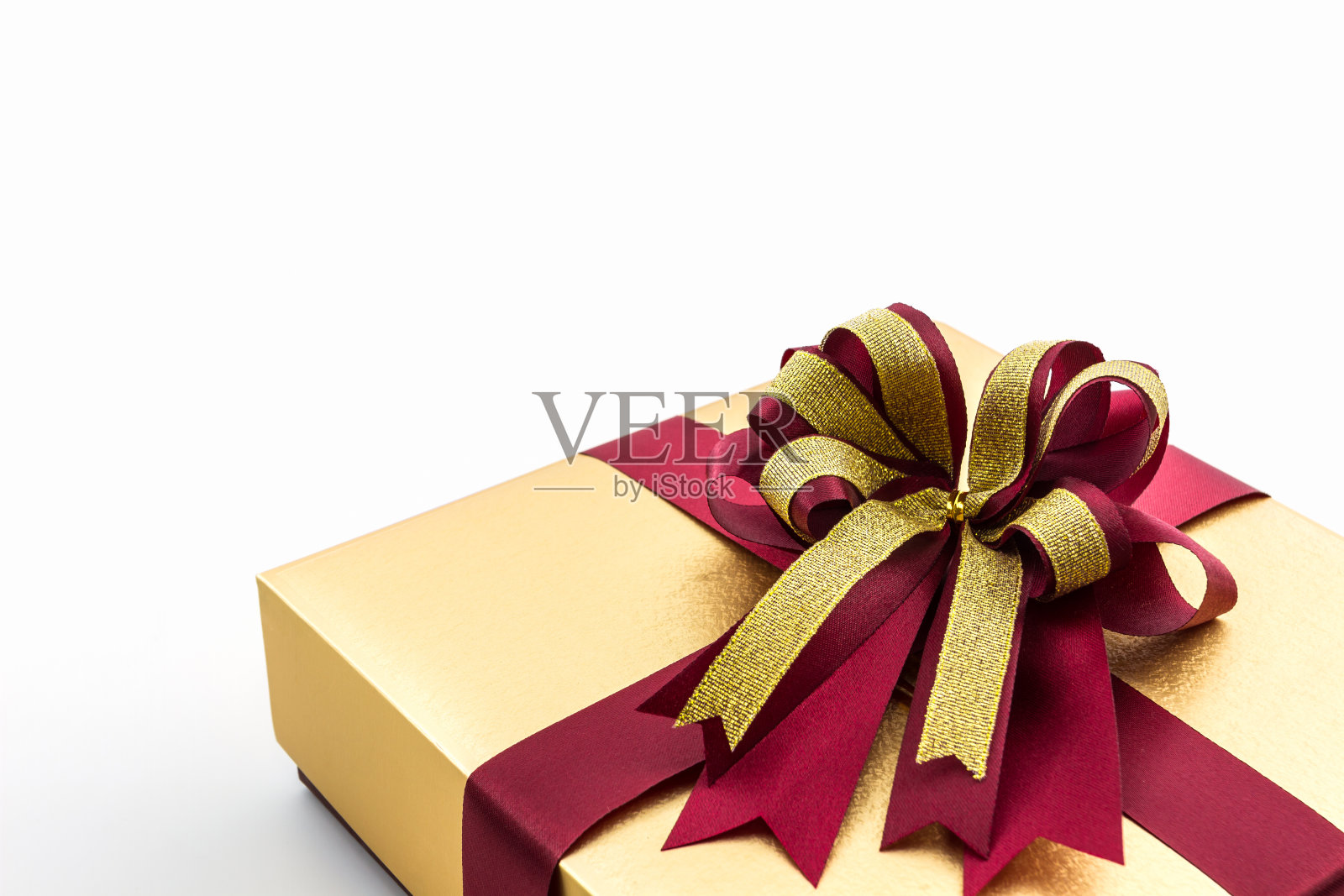 金色和棕色的礼盒，带丝带蝴蝶结。照片摄影图片