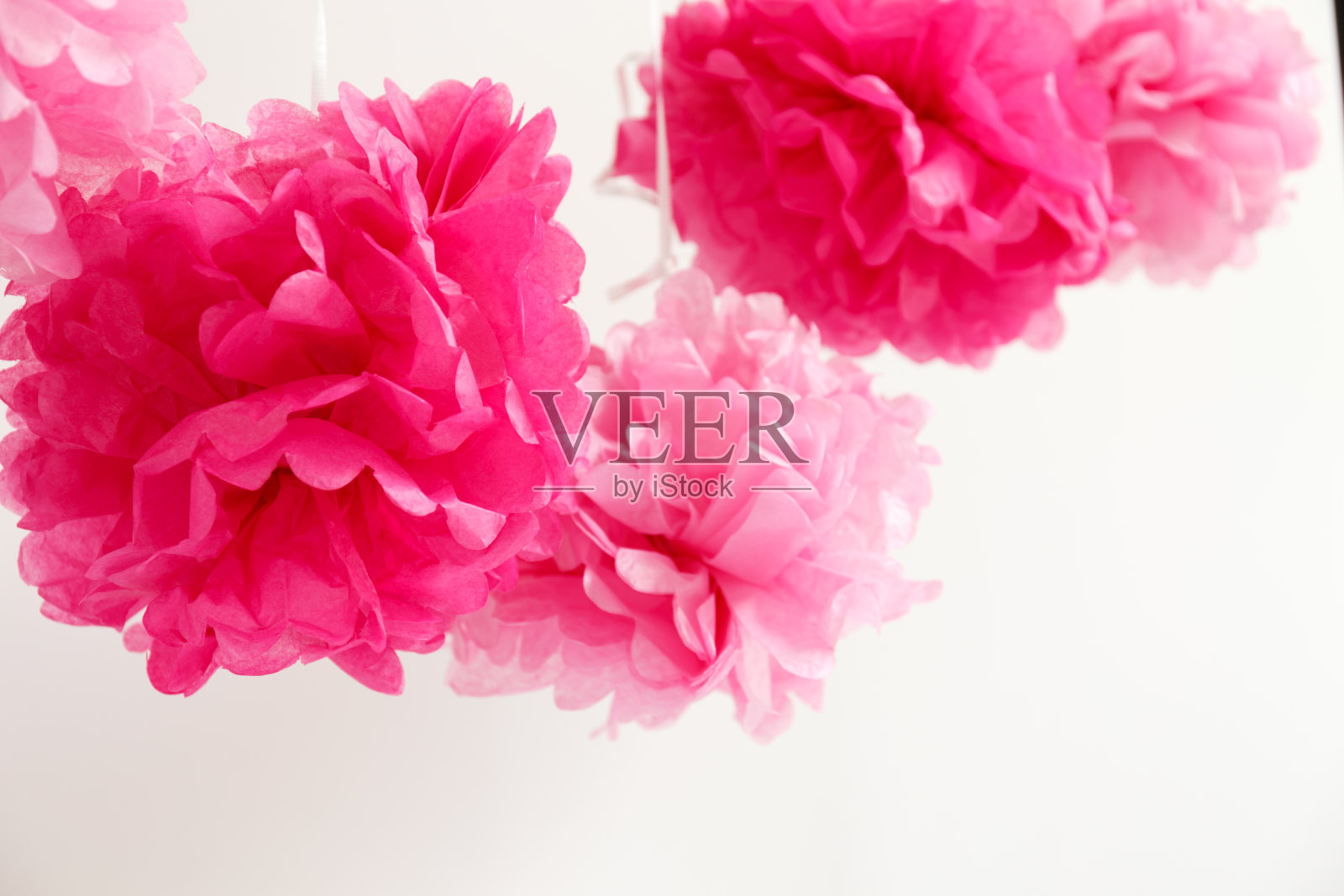 女孩宝宝派对上的纸花。宝宝送礼会庆祝概念照片摄影图片