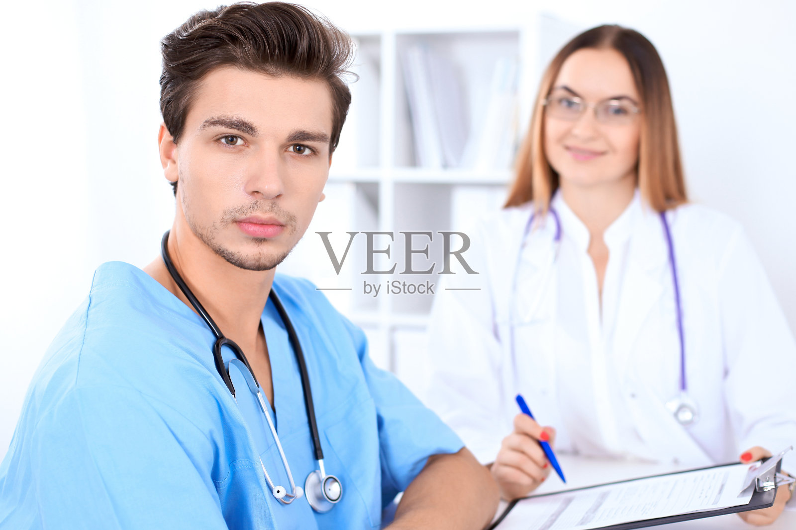 迷人的男外科医生在医院照片摄影图片