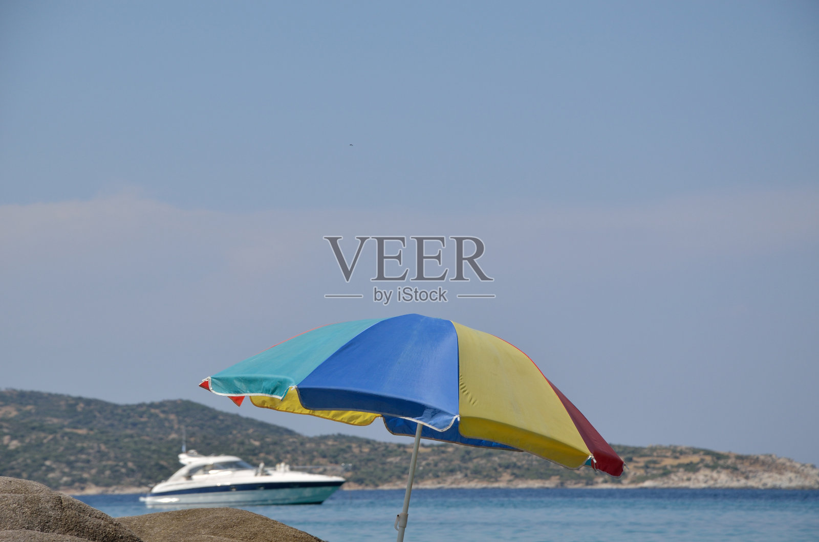 汽艇和太阳伞照片摄影图片