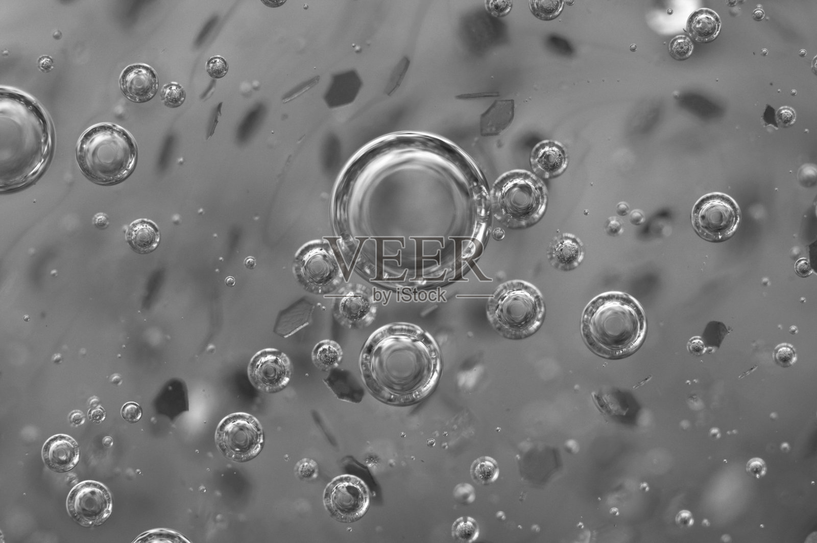 空气在液体中冒泡。抽象的黑白背景。照片摄影图片