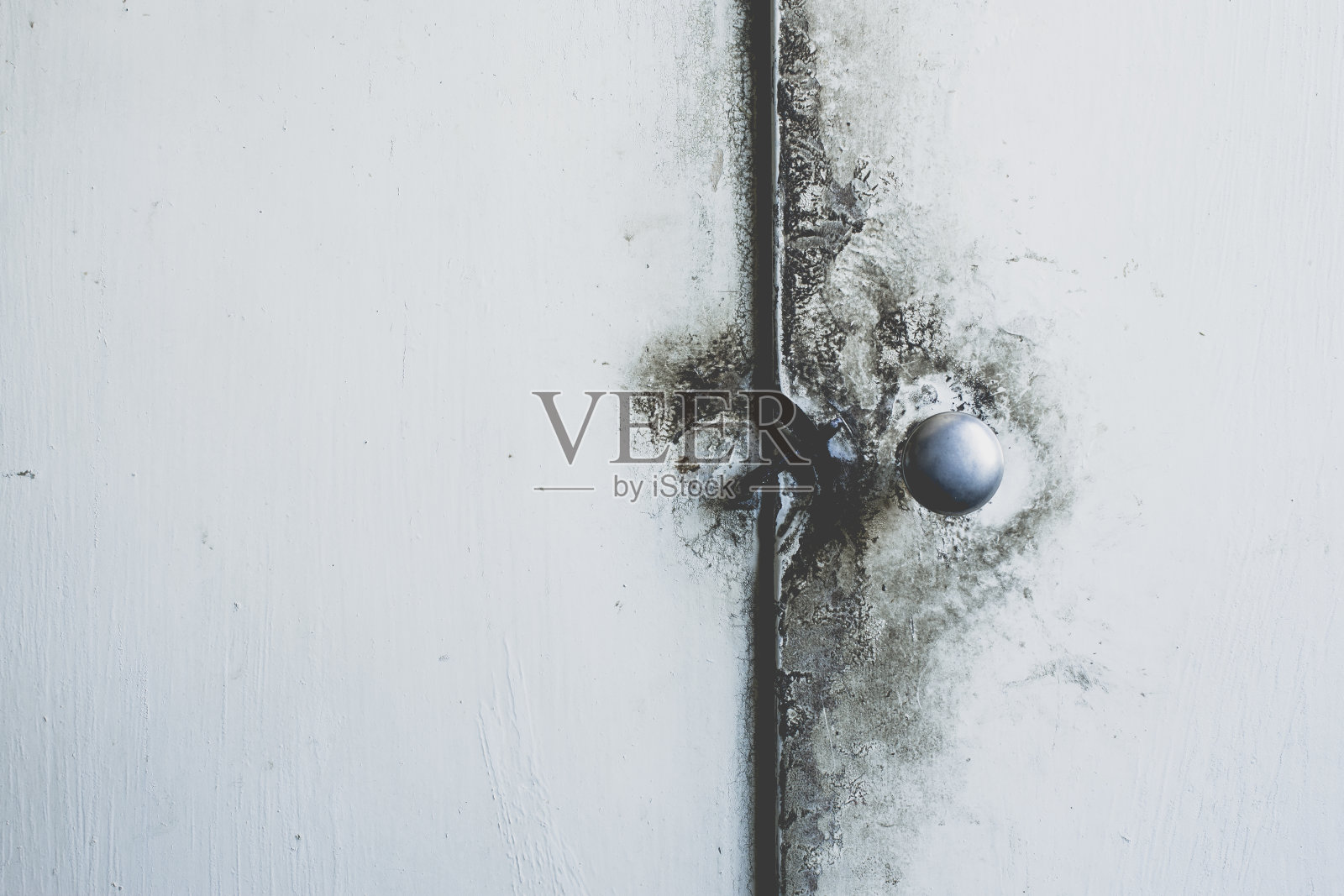 老式厨房餐具柜的旧把手照片摄影图片