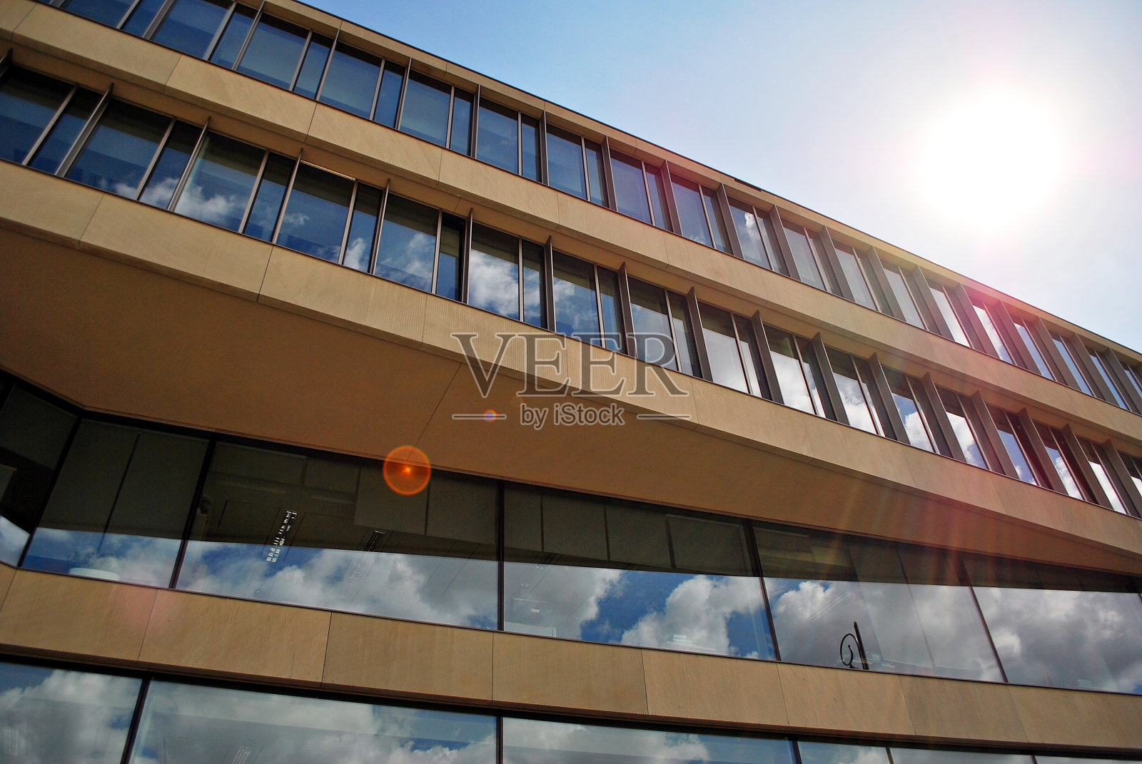 现代建筑。玻璃幕墙的现代办公大楼照片摄影图片