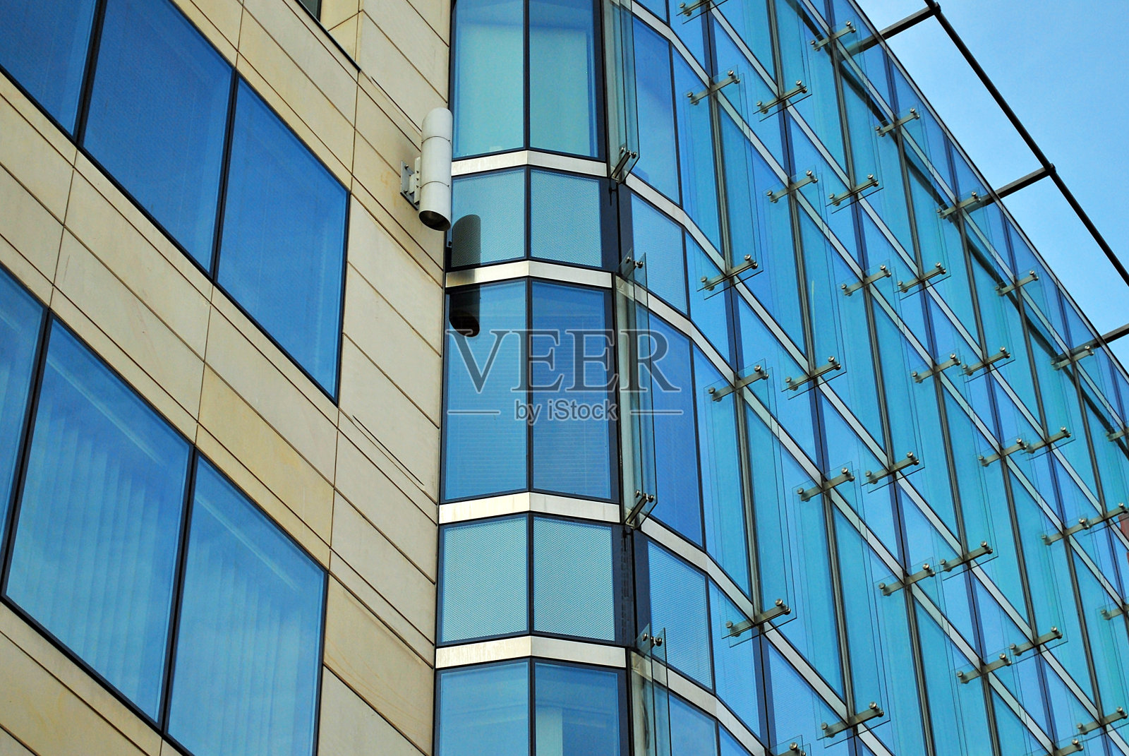 现代建筑。玻璃幕墙的现代办公大楼照片摄影图片