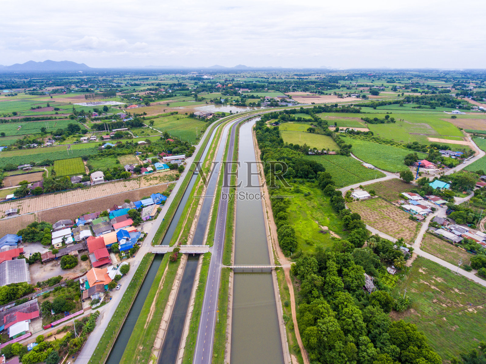 农村农业区大坝及灌溉渠，鸟瞰图照片摄影图片