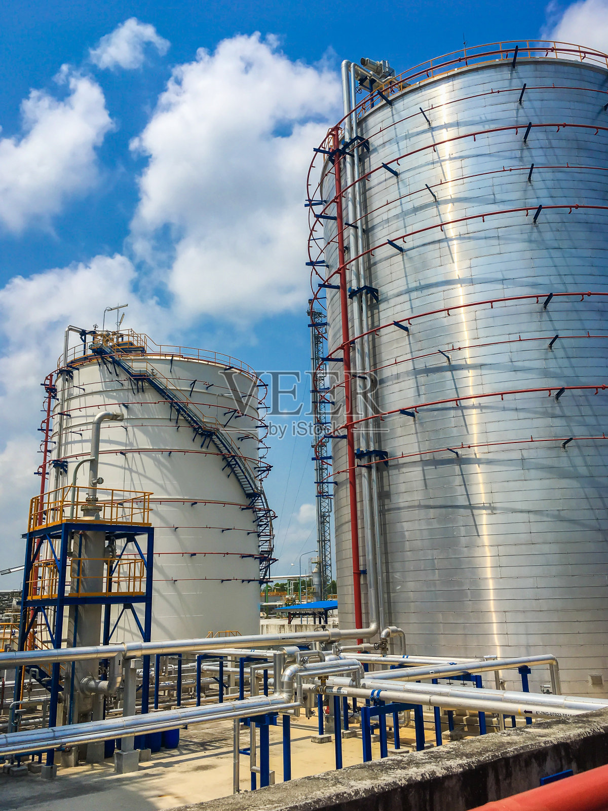 石油化工大油箱与蓝天同在照片摄影图片