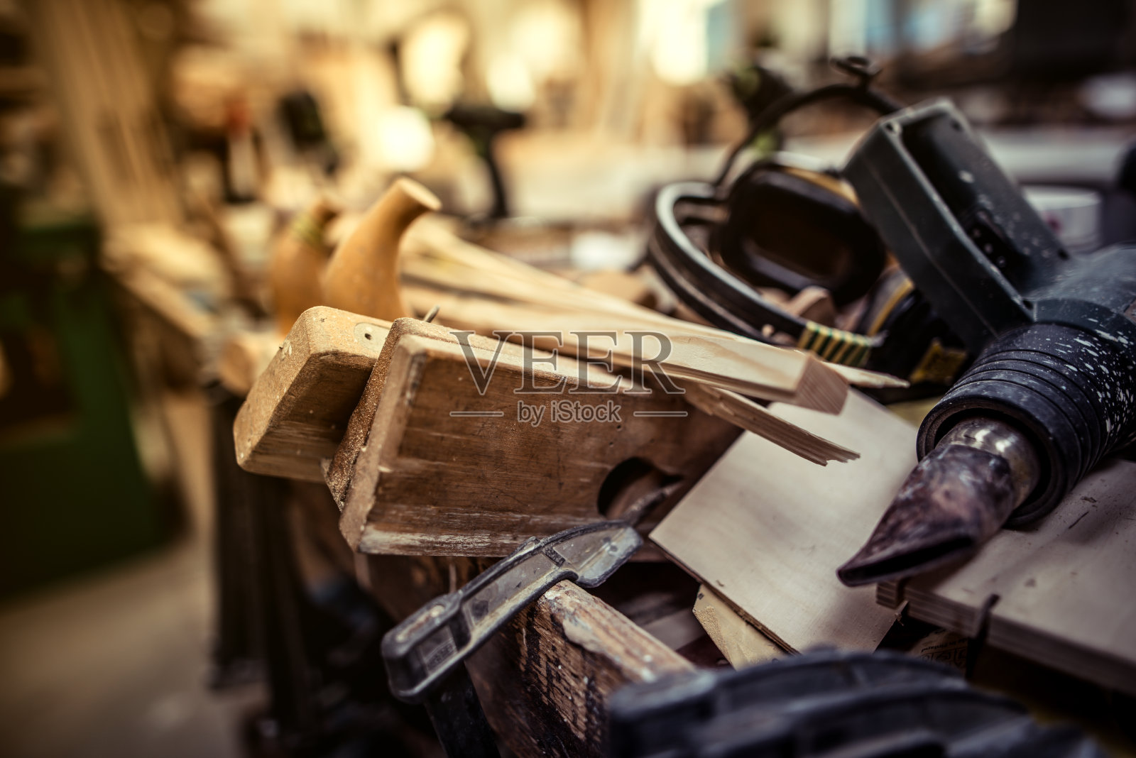 在老木匠店里照片摄影图片