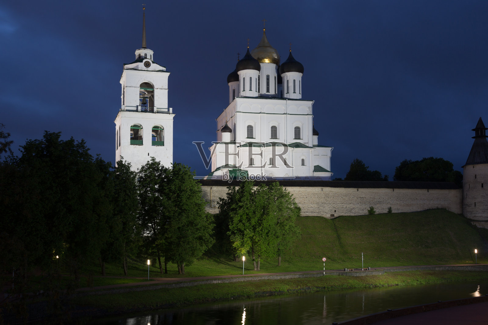 古代克里姆林宫的夜晚，普斯科夫，俄罗斯照片摄影图片