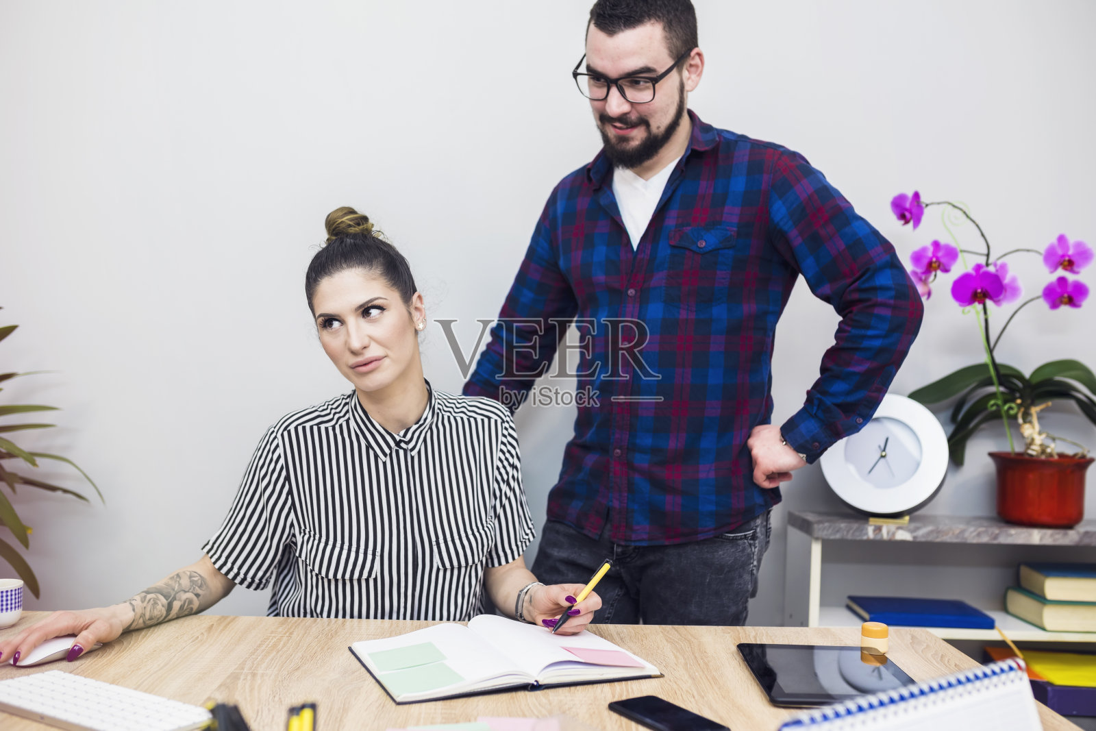 商业纹身的女人和男人在办公室照片摄影图片